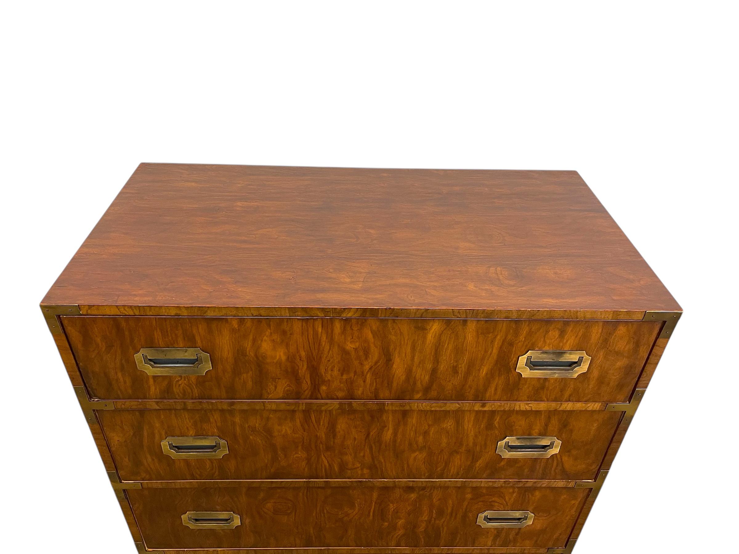 Fin du 20e siècle Vintage Dixie Campaigner Style 5-Drawer Chest with Brass Toned Hardware (Coffre à 5 tiroirs avec quincaillerie en laiton) en vente