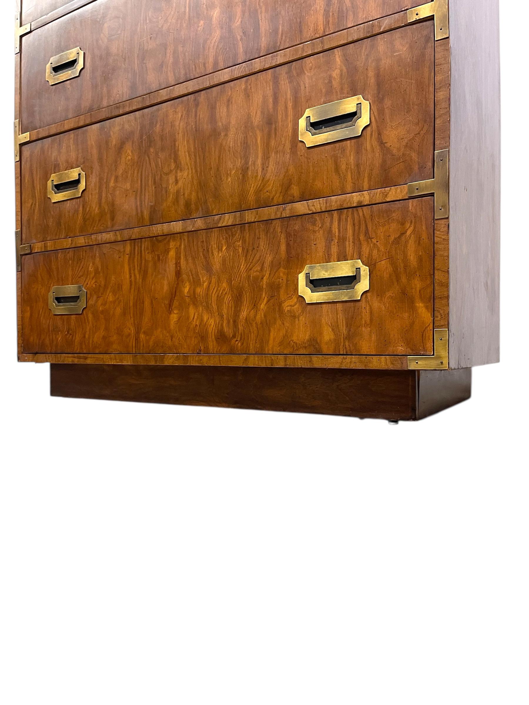 Bois Vintage Dixie Campaigner Style 5-Drawer Chest with Brass Toned Hardware (Coffre à 5 tiroirs avec quincaillerie en laiton) en vente