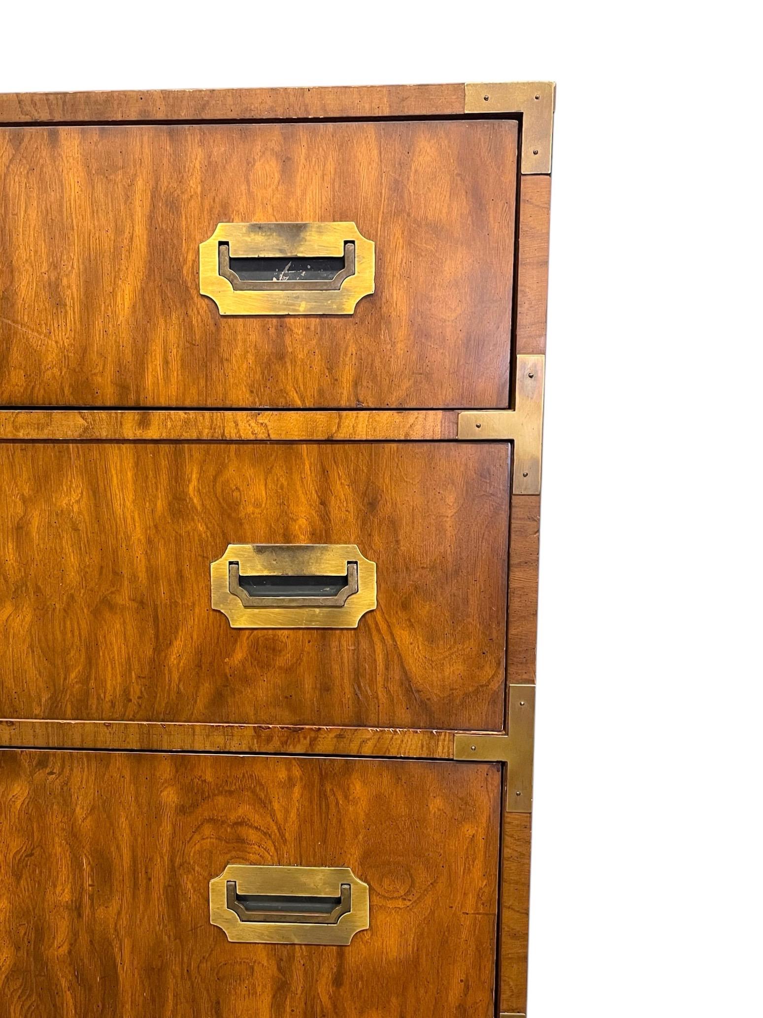 Vintage Dixie Campaigner Style 5-Drawer Chest with Brass Toned Hardware (Coffre à 5 tiroirs avec quincaillerie en laiton) en vente 1