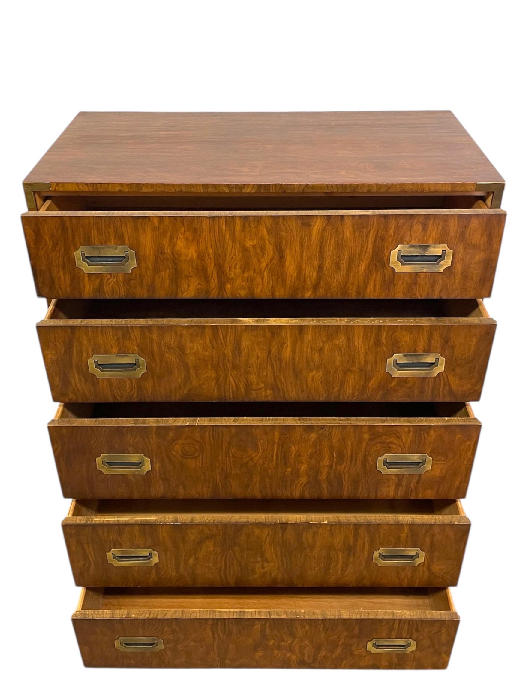 Vintage Dixie Campaigner Style 5-Drawer Chest with Brass Toned Hardware (Coffre à 5 tiroirs avec quincaillerie en laiton) en vente 2