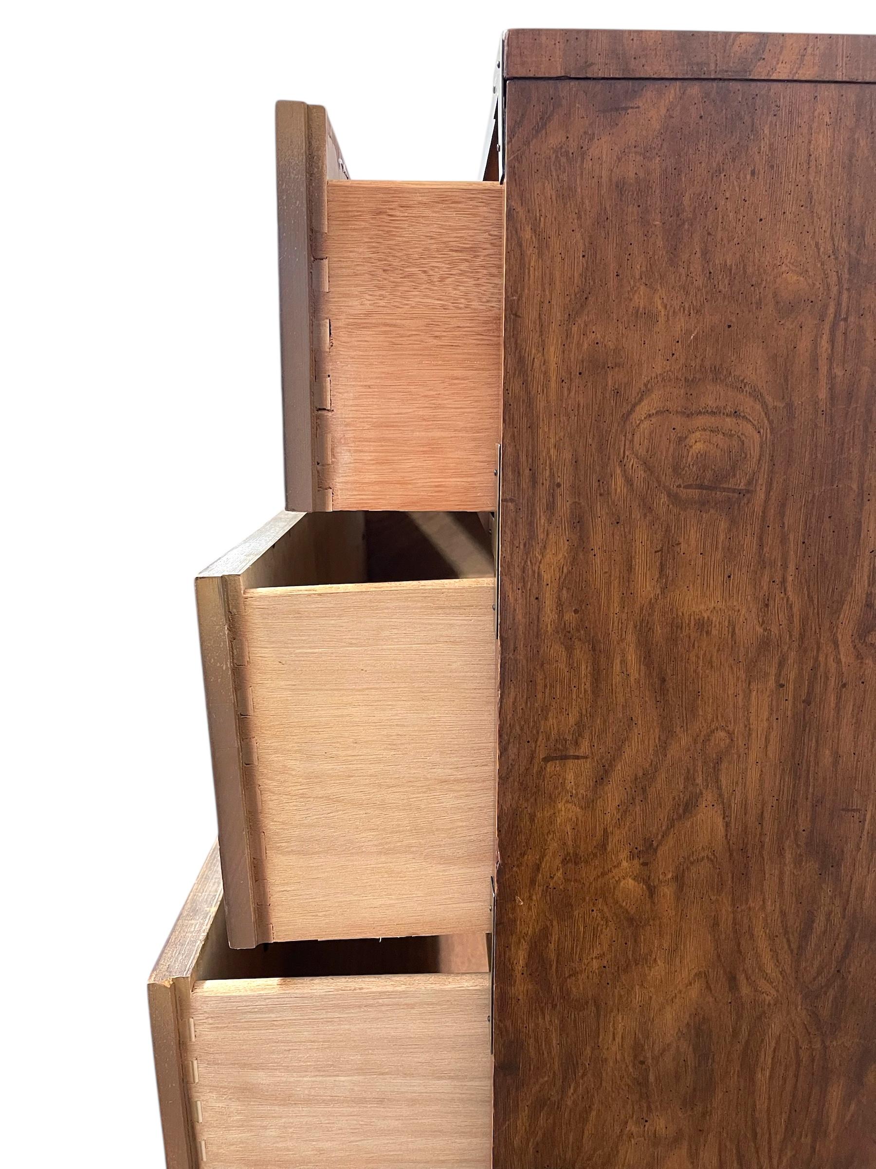 Vintage Dixie Campaigner Style 5-Drawer Chest with Brass Toned Hardware (Coffre à 5 tiroirs avec quincaillerie en laiton) en vente 3