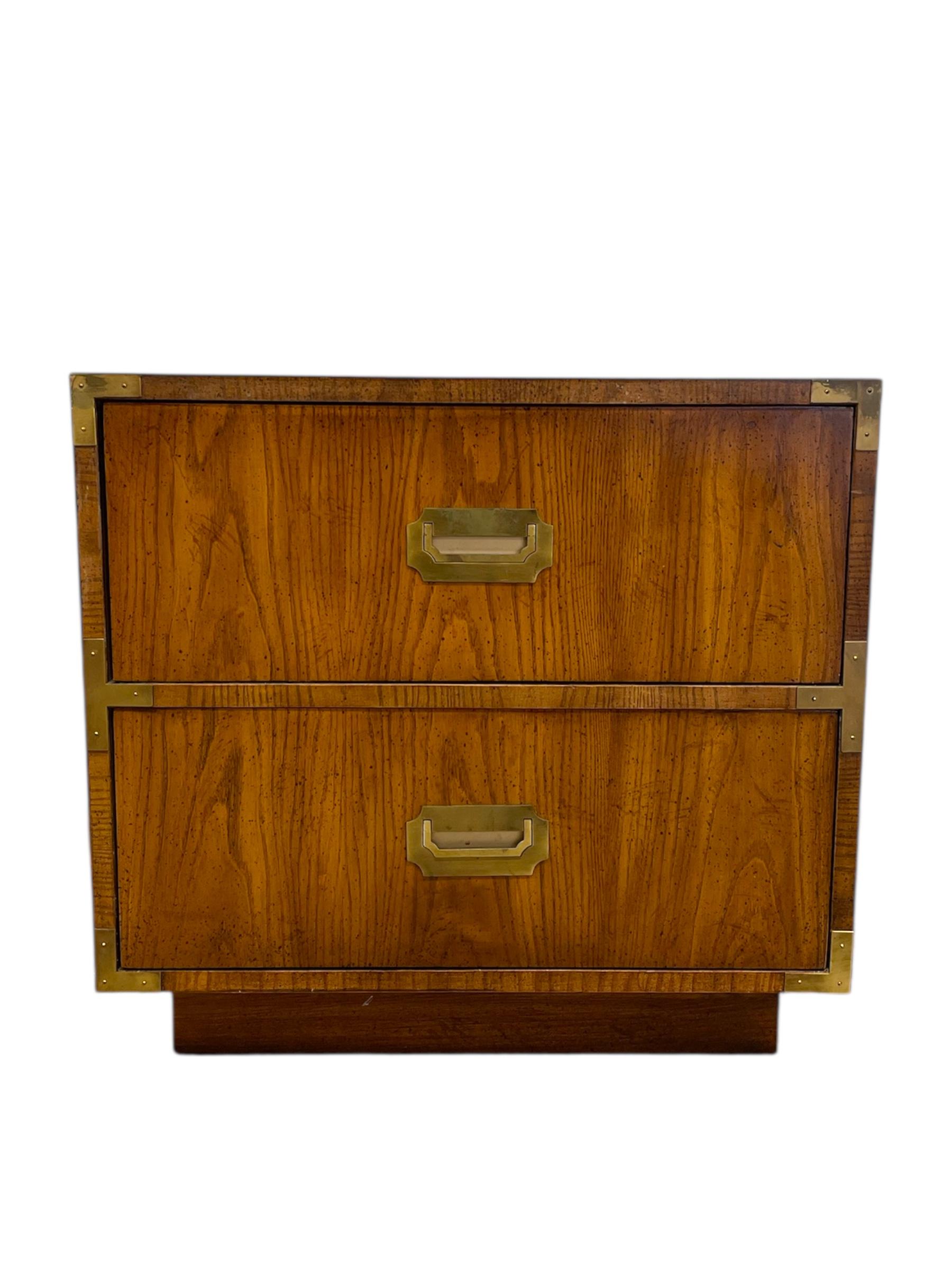 Esta mesa auxiliar vintage de dos cajones de Dixie Furniture forma parte de la renombrada línea 