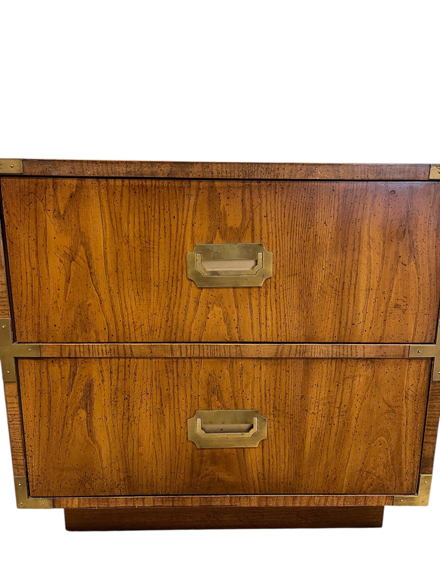 Mesa auxiliar vintage Dixie Campaigner de dos cajones Moderno de mediados de siglo en venta