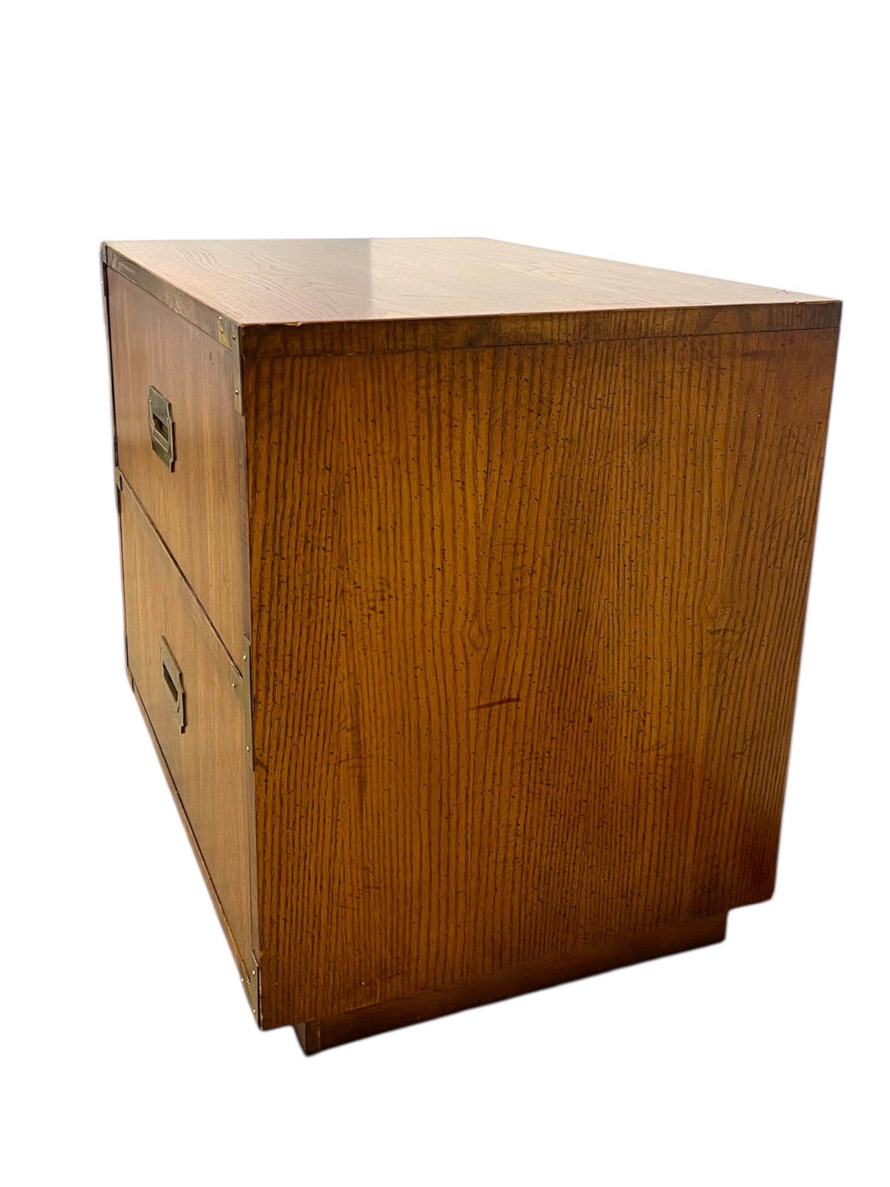 Mesa auxiliar vintage Dixie Campaigner de dos cajones finales del siglo XX en venta