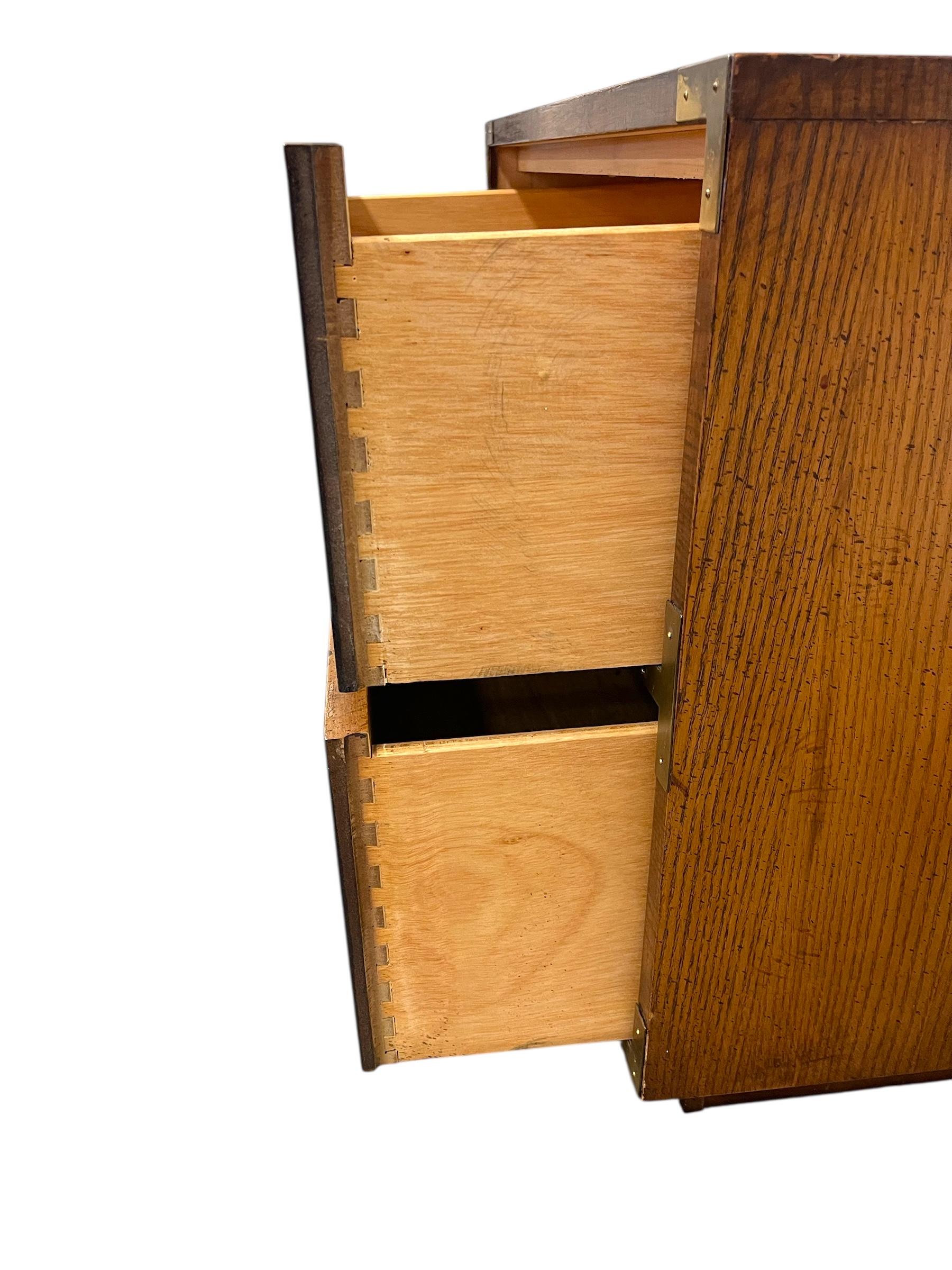 Mesa auxiliar vintage Dixie Campaigner de dos cajones Madera en venta