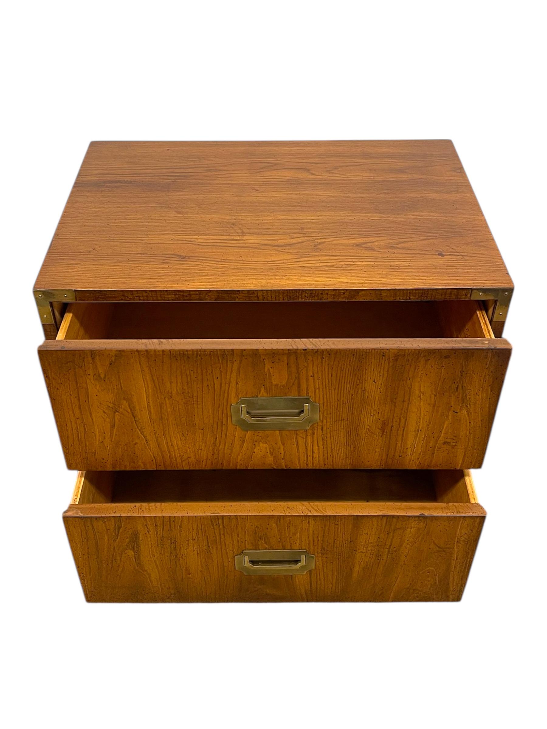 Mesa auxiliar vintage Dixie Campaigner de dos cajones en venta 1