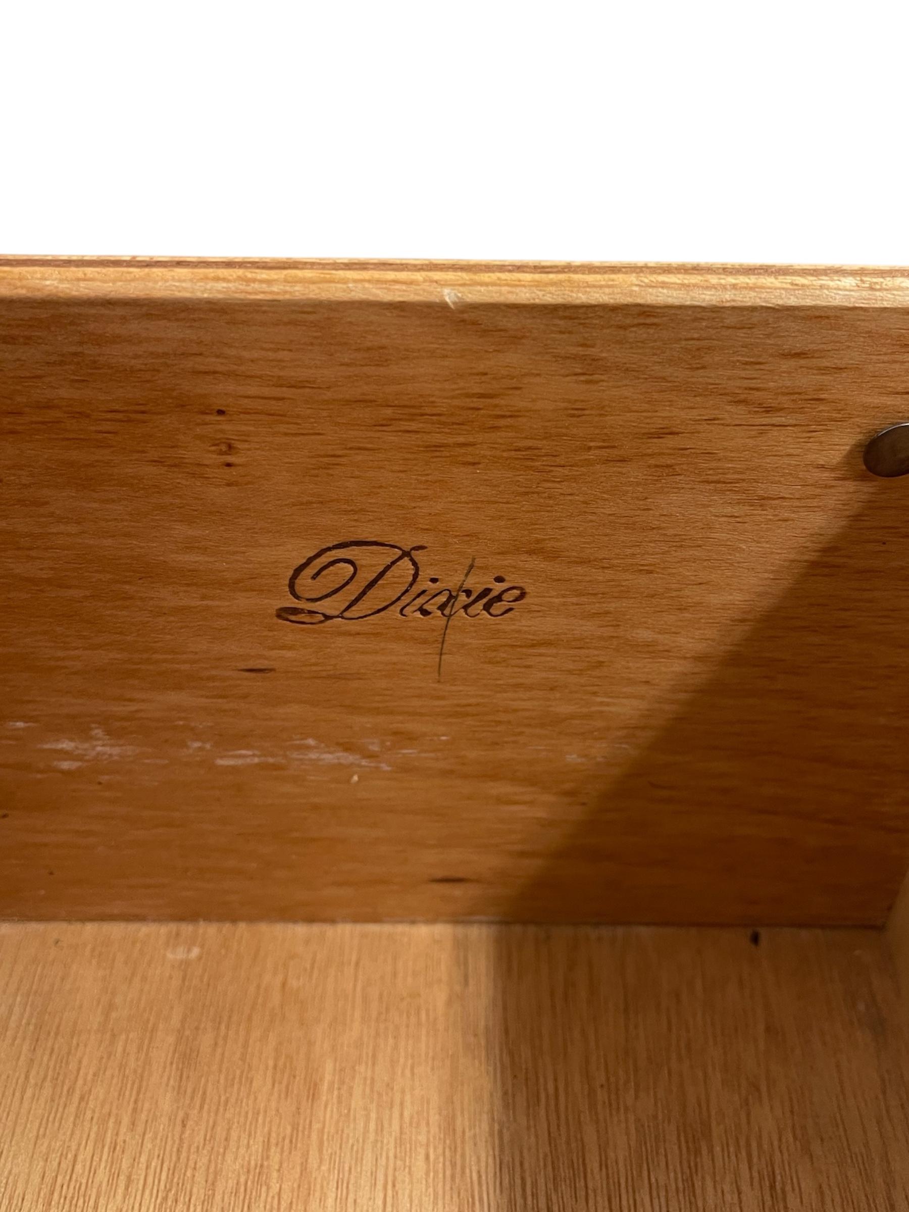 Mesa auxiliar vintage Dixie Campaigner de dos cajones en venta 2