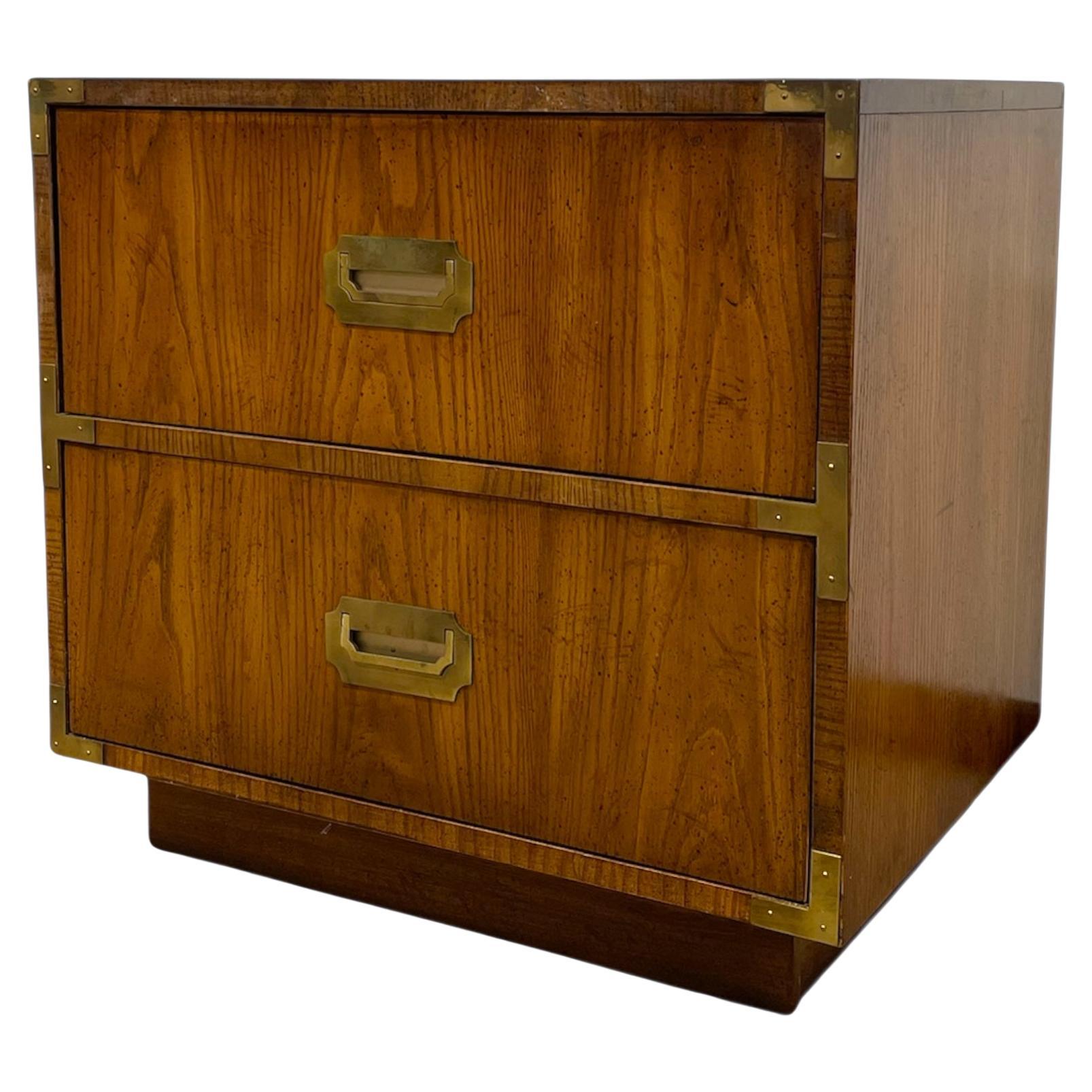 Mesa auxiliar vintage Dixie Campaigner de dos cajones en venta