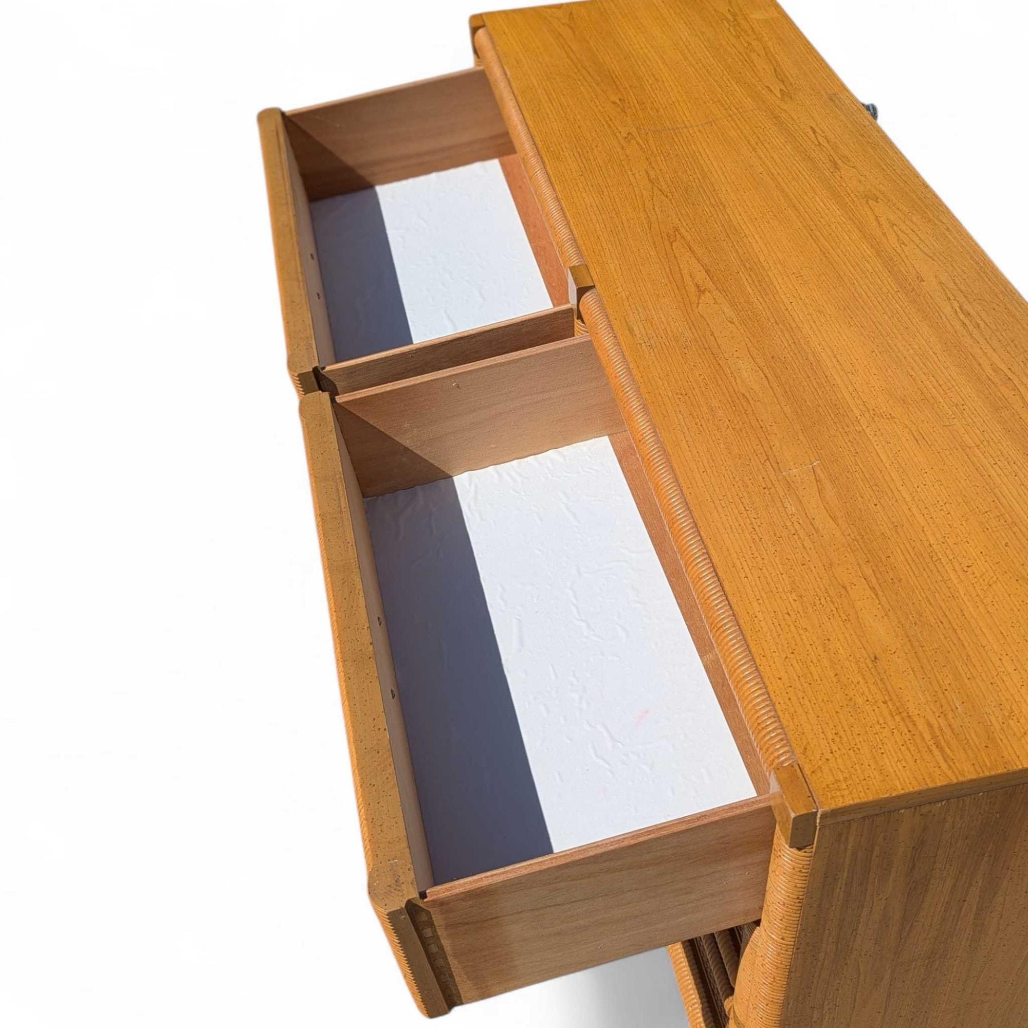 Vintage Dixie Commode en bois et rotin avec miroir, six tiroirs, style côtier en vente 3