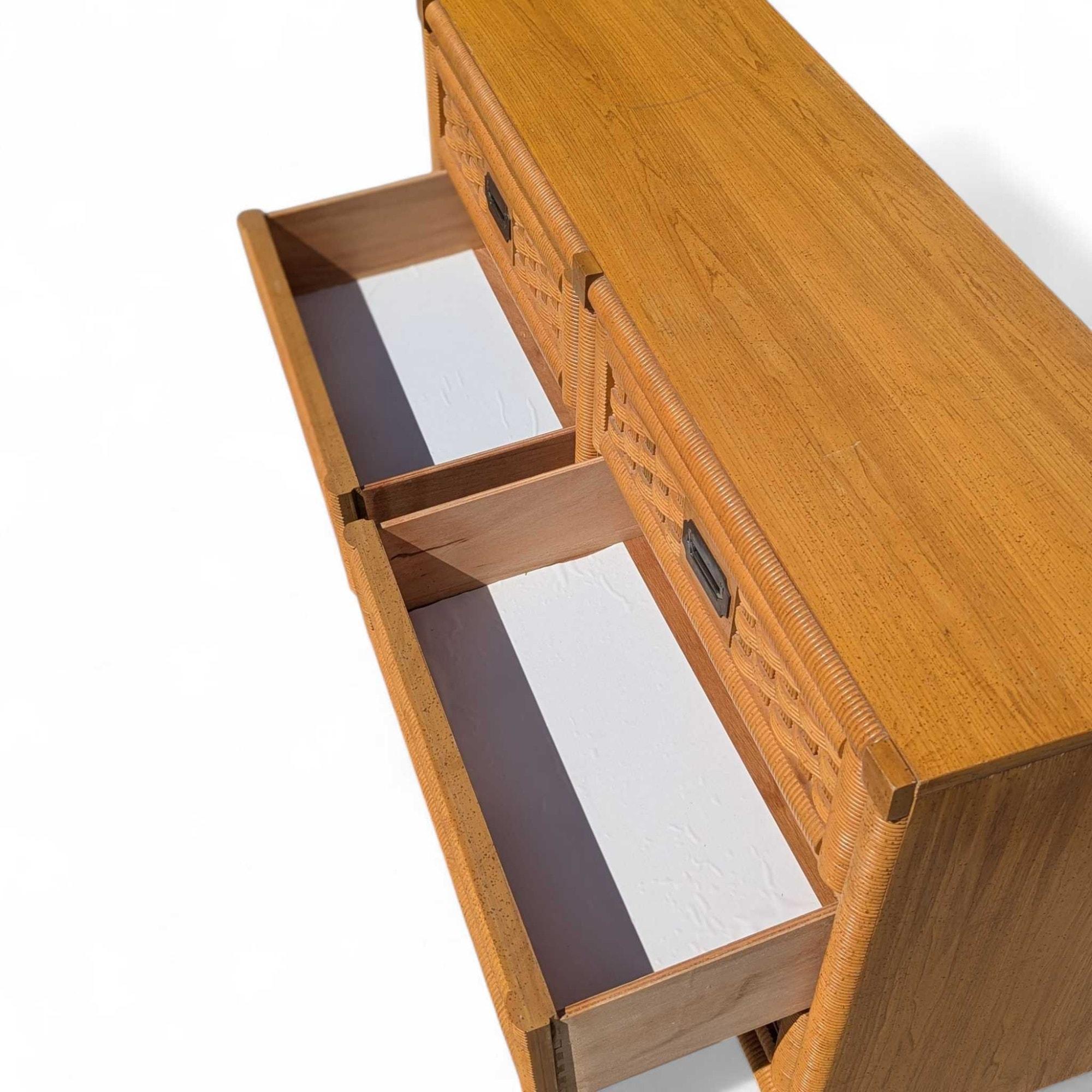 Vintage Dixie Commode en bois et rotin avec miroir, six tiroirs, style côtier en vente 4