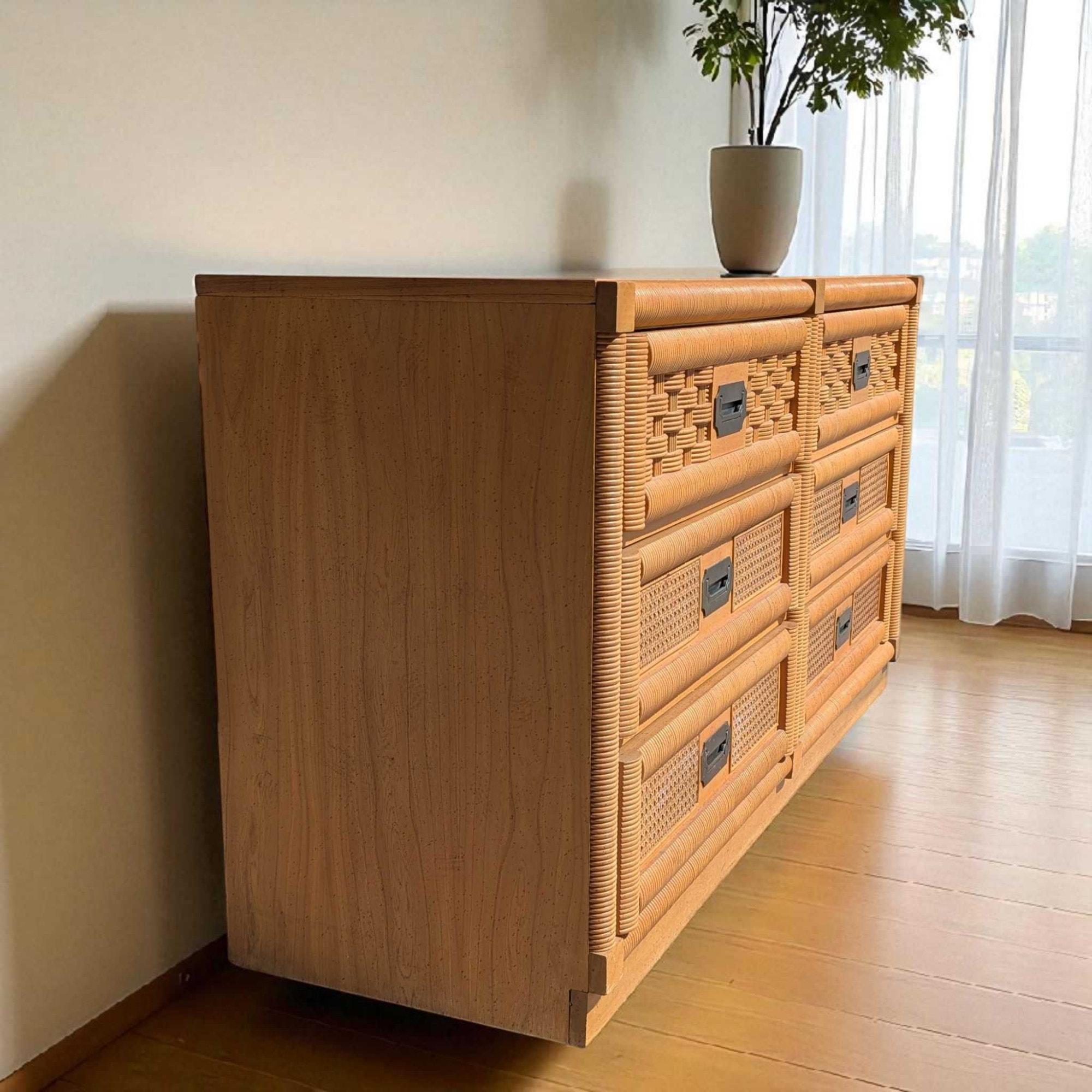 Vintage Dixie Commode en bois et rotin avec miroir, six tiroirs, style côtier en vente 6