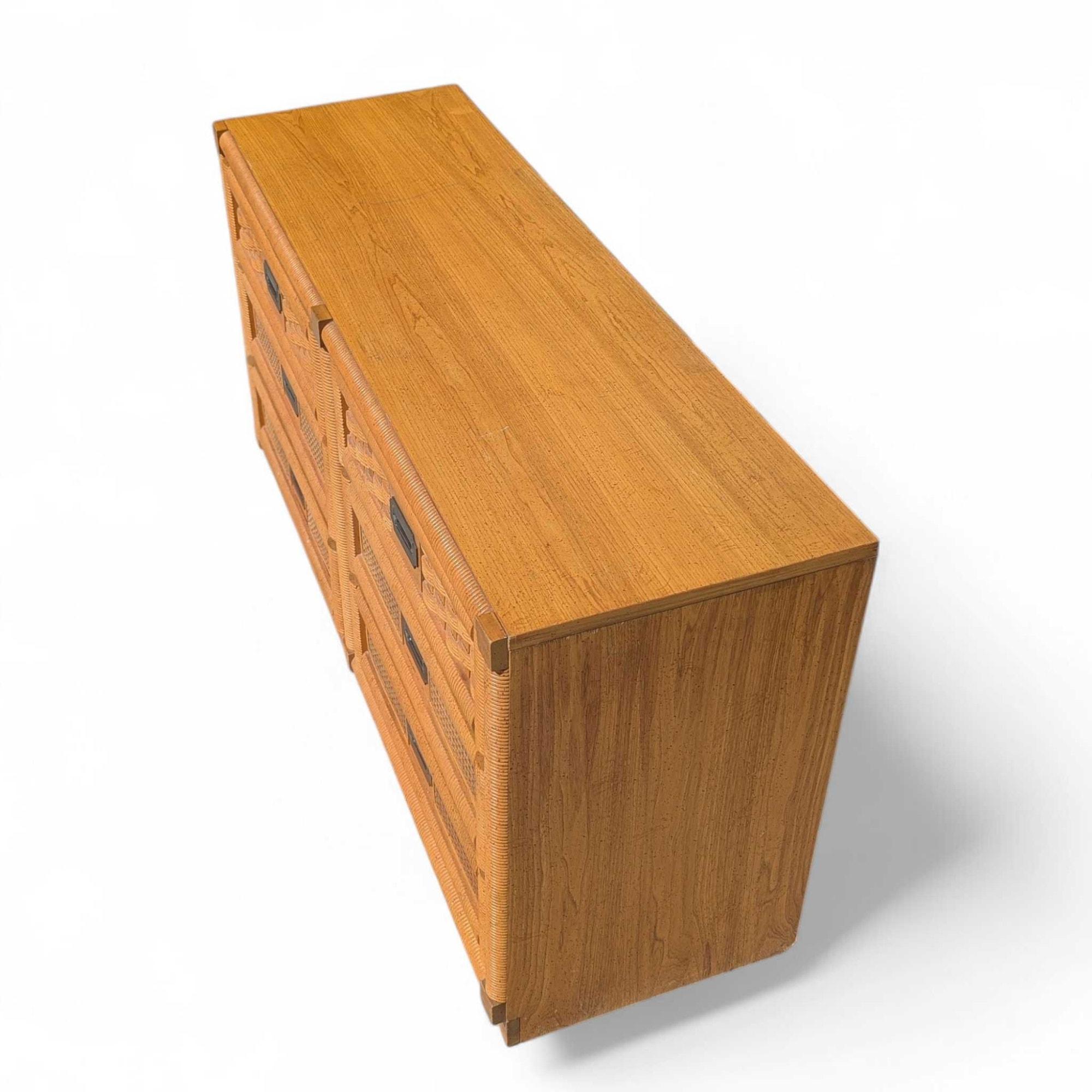 Vintage Dixie Commode en bois et rotin avec miroir, six tiroirs, style côtier en vente 10