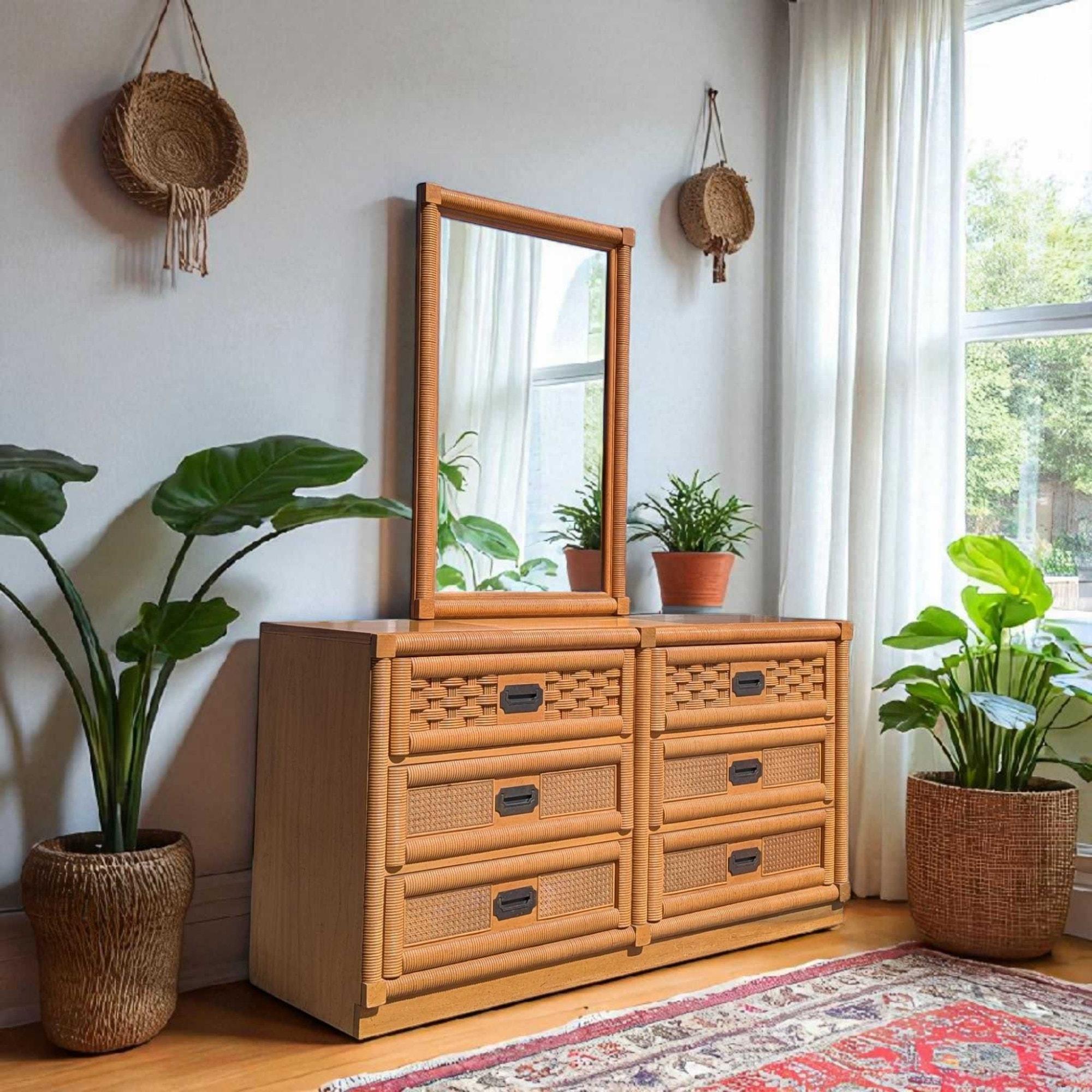 Un élégant ensemble commode et miroir Vintage, fabriqué par Eleg, présentant un charmant mélange de bois et de tressage complexe de rotin, avec six tiroirs spacieux et un miroir encadré assorti.

Influences en matière de design - Littoral, Boho,