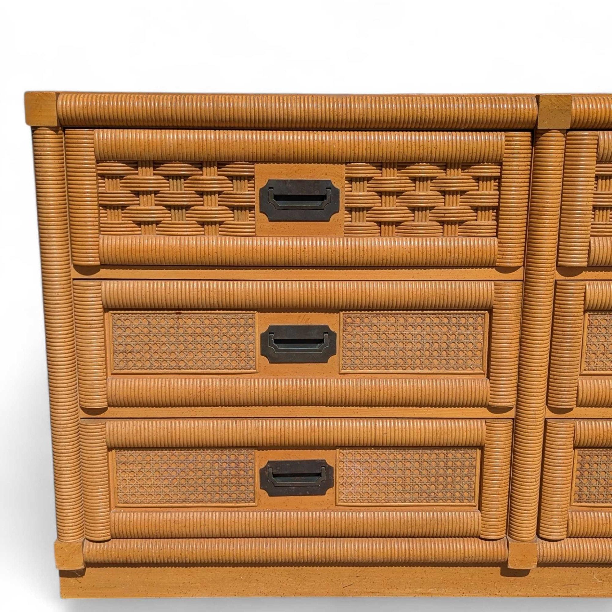 Mid-Century Modern Vintage Dixie Commode en bois et rotin avec miroir, six tiroirs, style côtier en vente
