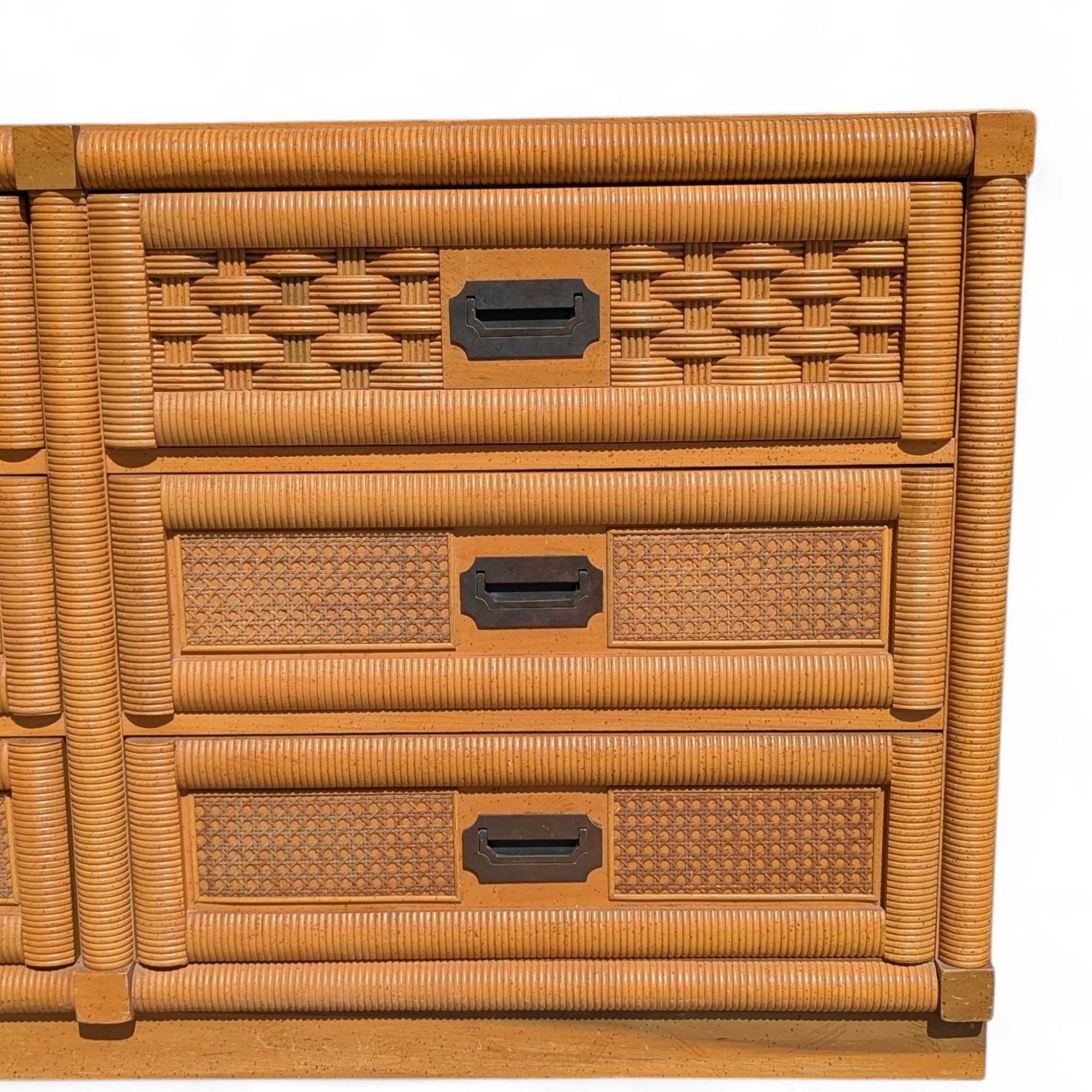 Américain Vintage Dixie Commode en bois et rotin avec miroir, six tiroirs, style côtier en vente