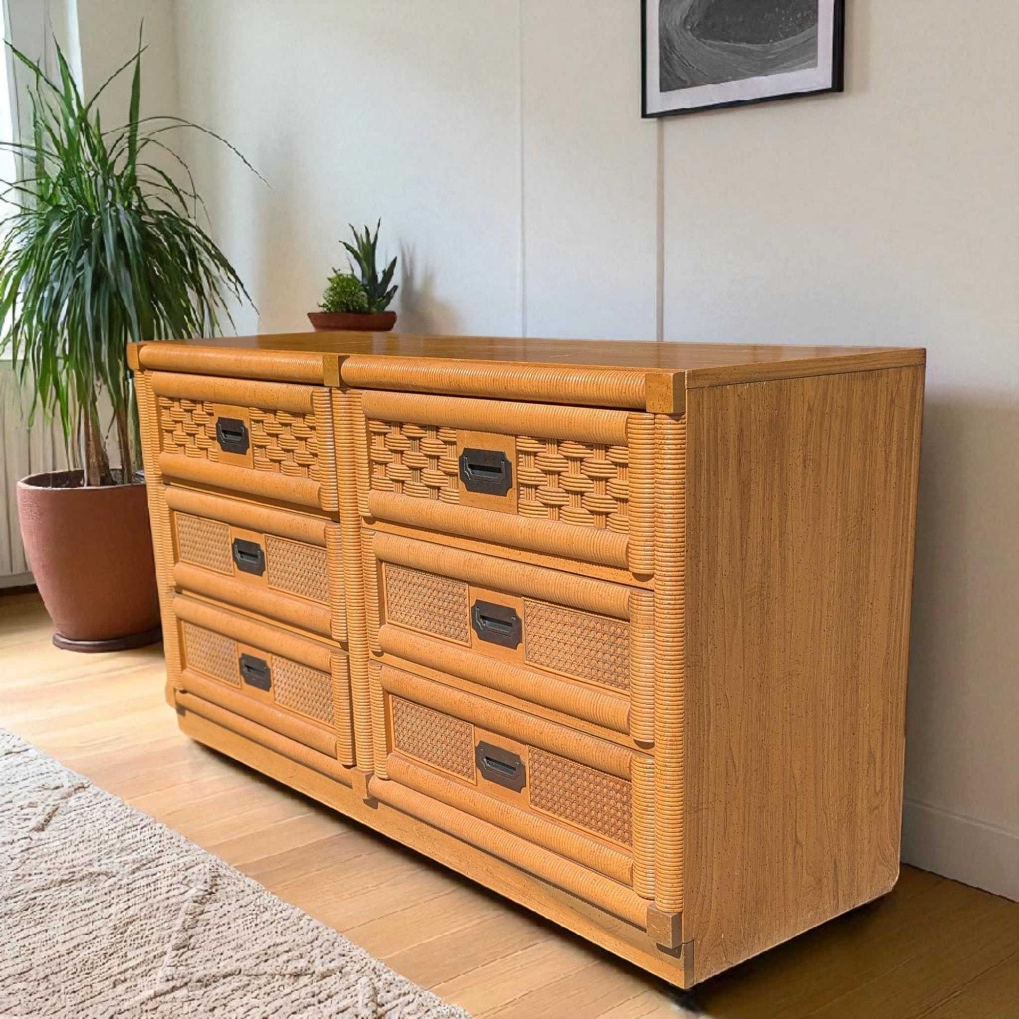 20ième siècle Vintage Dixie Commode en bois et rotin avec miroir, six tiroirs, style côtier en vente