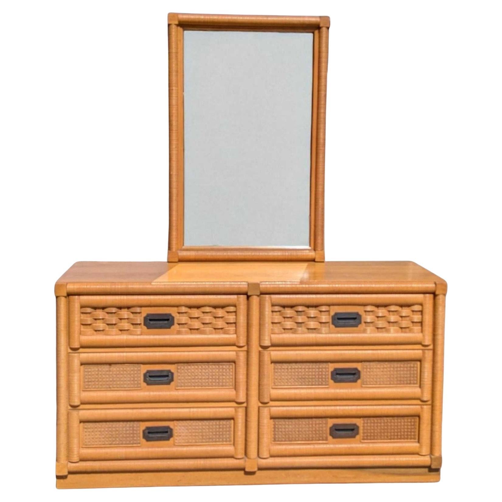 Vintage Dixie Commode en bois et rotin avec miroir, six tiroirs, style côtier en vente