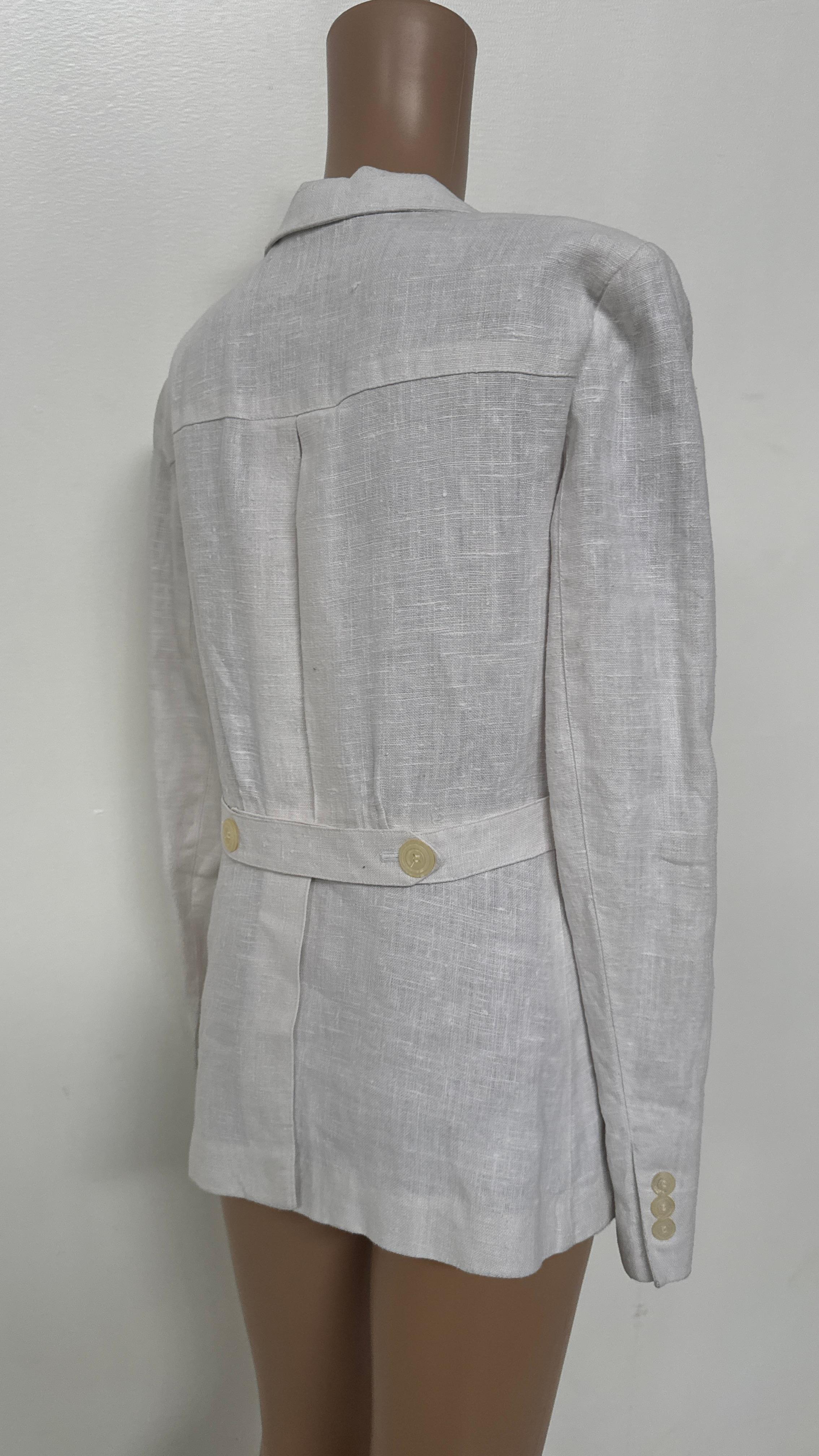 Elegant and timeless, this vintage DKNY suit in pure ivory linen is the perfect blend of structure and breathability. Designed with the minimalist sophistication that defines Donna Karan New York, the set features a lightweight single-breasted