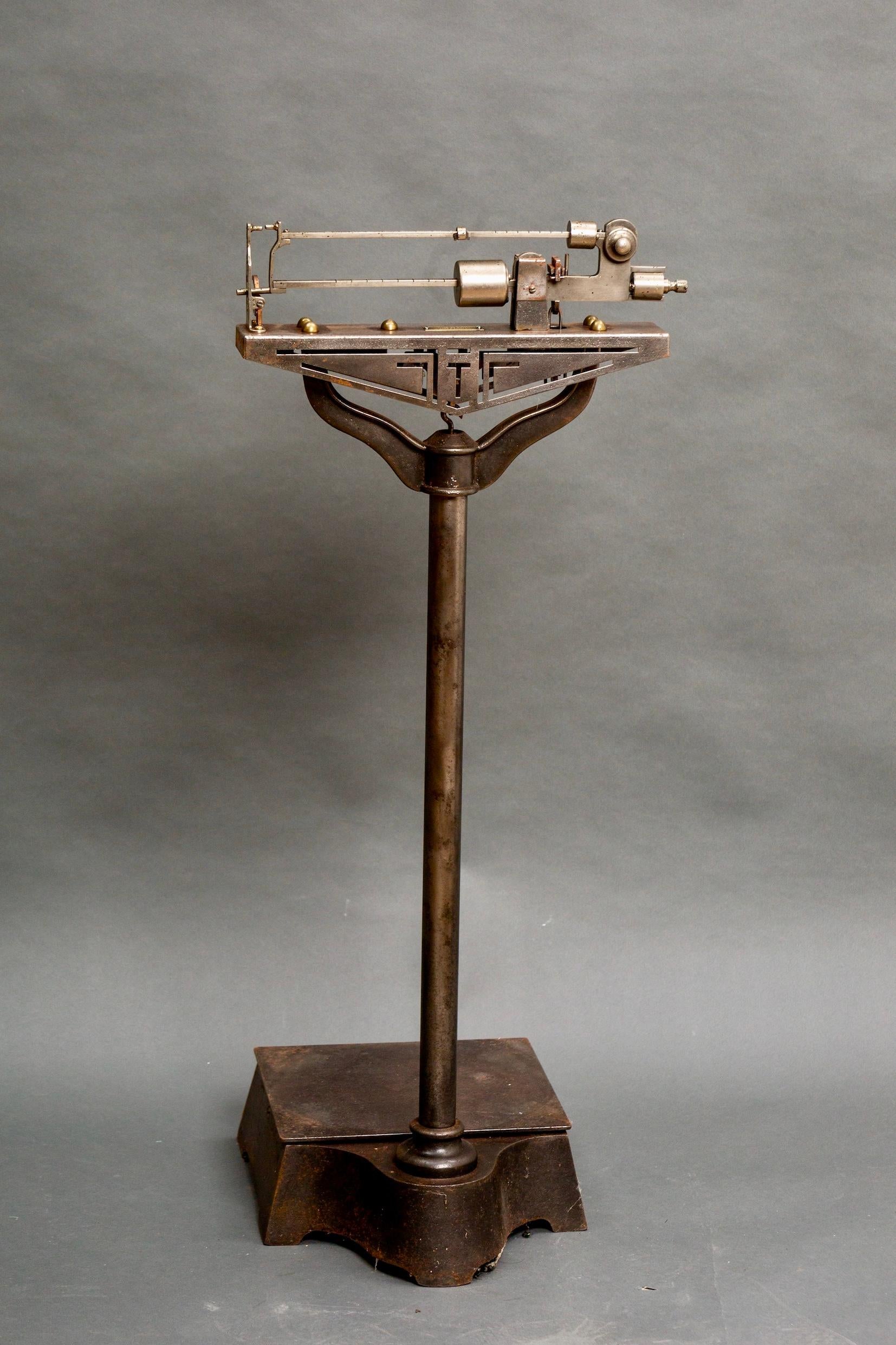 Balance médicale exceptionnelle - Une pièce de collection

Une superbe balance de médecin vintage, utilisée à l'origine dans les cabinets médicaux et les pharmacies dans les années 1930-1940. Cet instrument de précision est doté d'une solide base en
