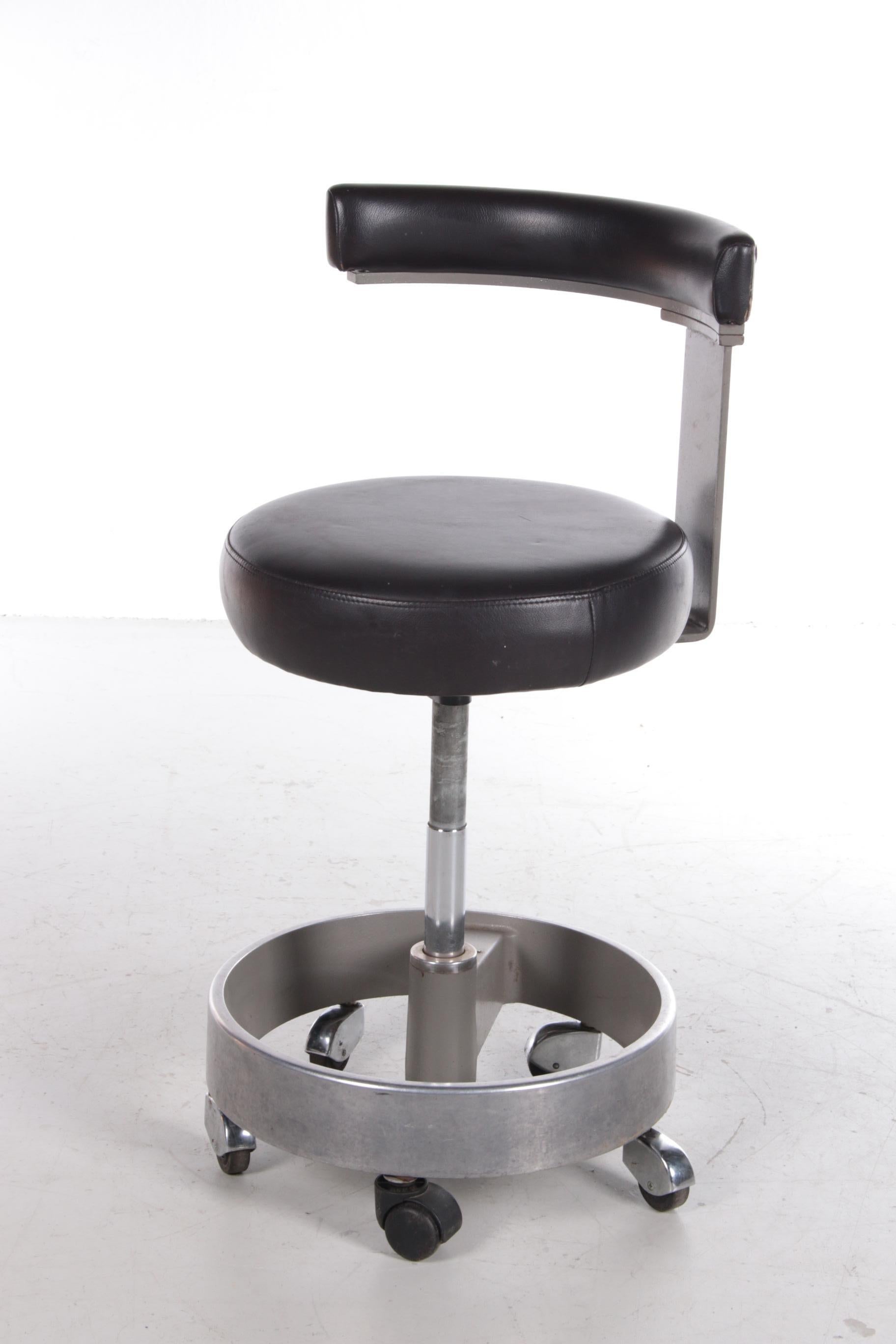 Vintage Doctor's office swivel chair from Siemens, 1970


This is a handy swivel chair that is not only useful in a doctor's office, but also as a desk chair. The chair is made of leather and has a metal base with wheels.

Because not only the