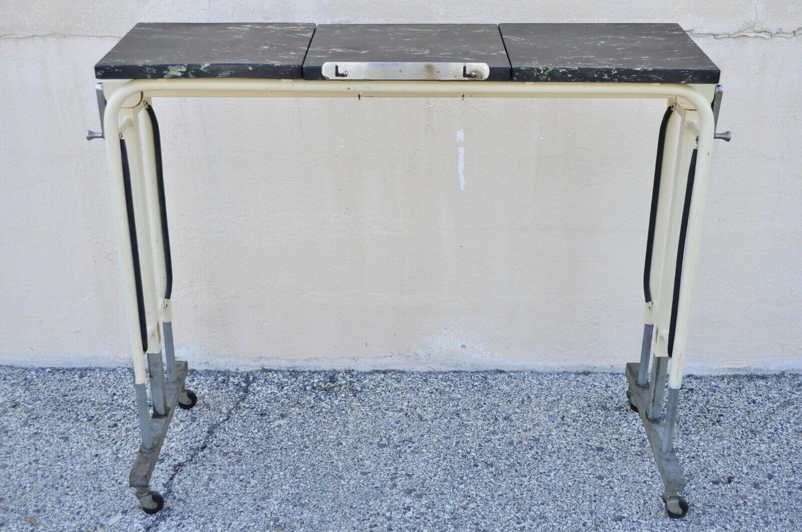 Vintage Doehler Metal Furniture Co verstellbarer medizinisch zahnärztlicher Zeichentisch. Der Artikel verfügt über Rollen, eine verstellbare Höhe mit drehbaren Rädern, einen aufklappbaren Schreibständer mit verschiedenen Höheneinstellungen, einen
