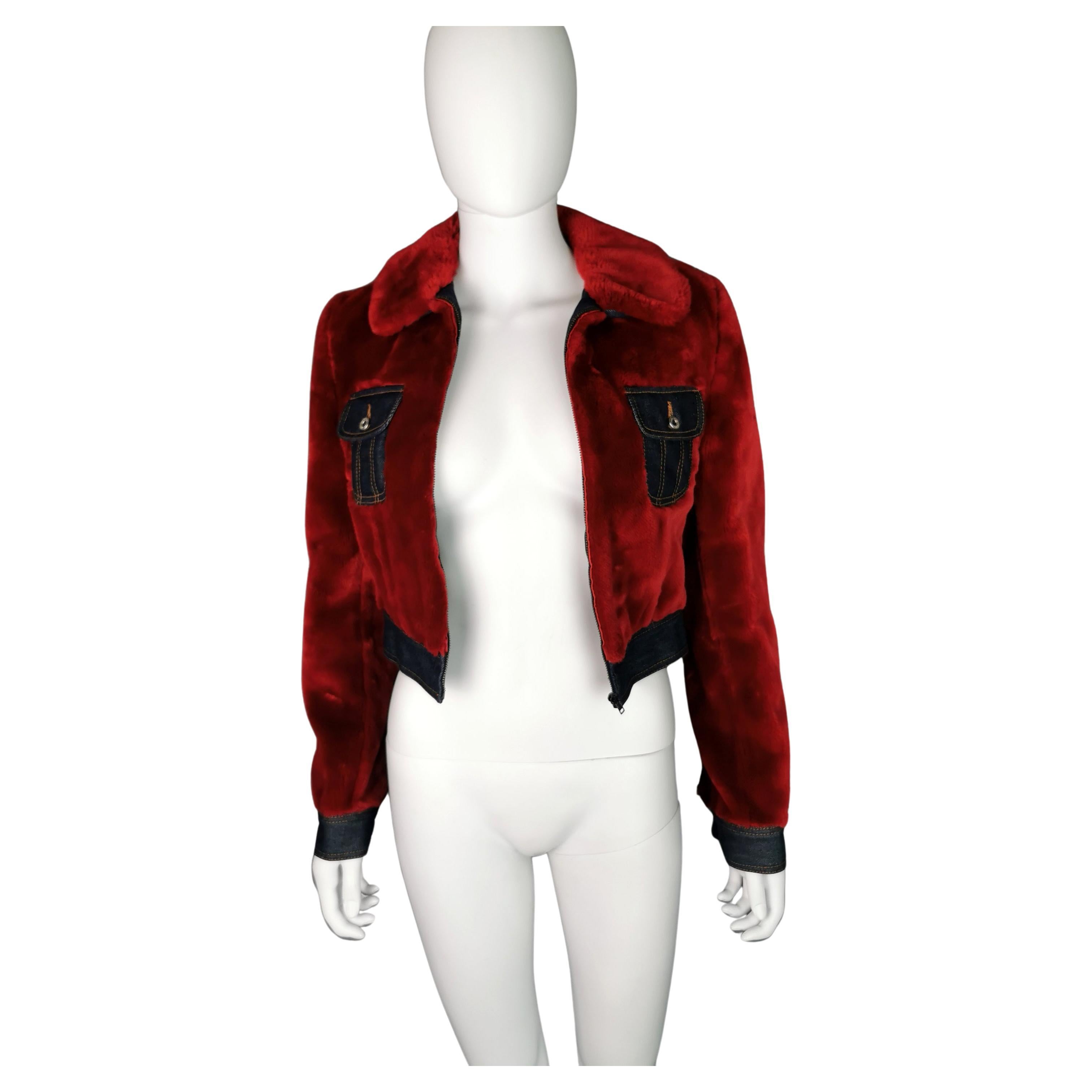 J'adore cette veste en jean vintage en fausse fourrure rouge et coton de Dolce and Gabbana.

C1990s Cette veste a du style et de l'allure. Elle est légèrement raccourcie, avec des manches longues et des poignets, des bordures et des poches en denim