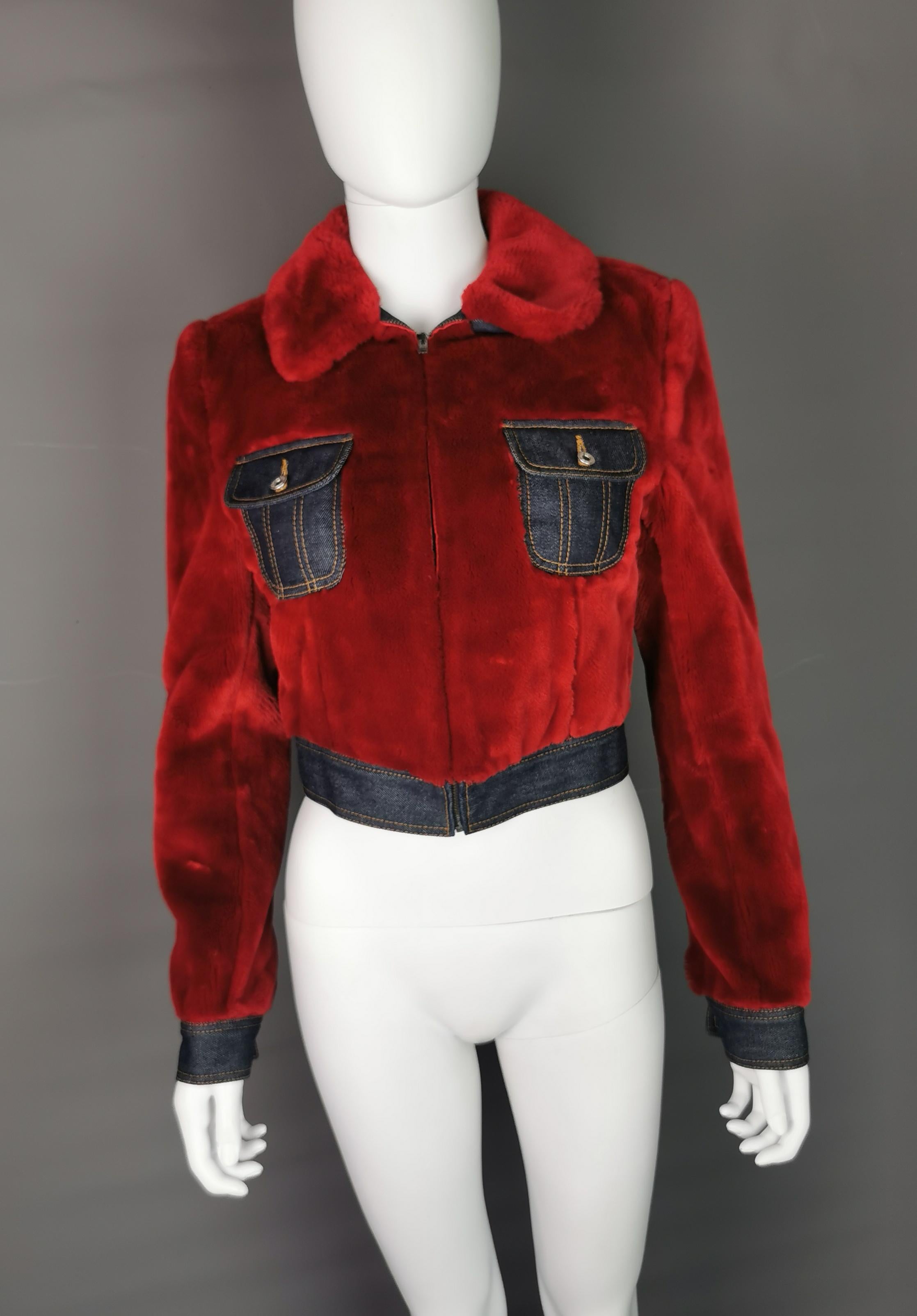 Rouge Vintage Dolce & Gabbana veste courte en fausse fourrure rouge