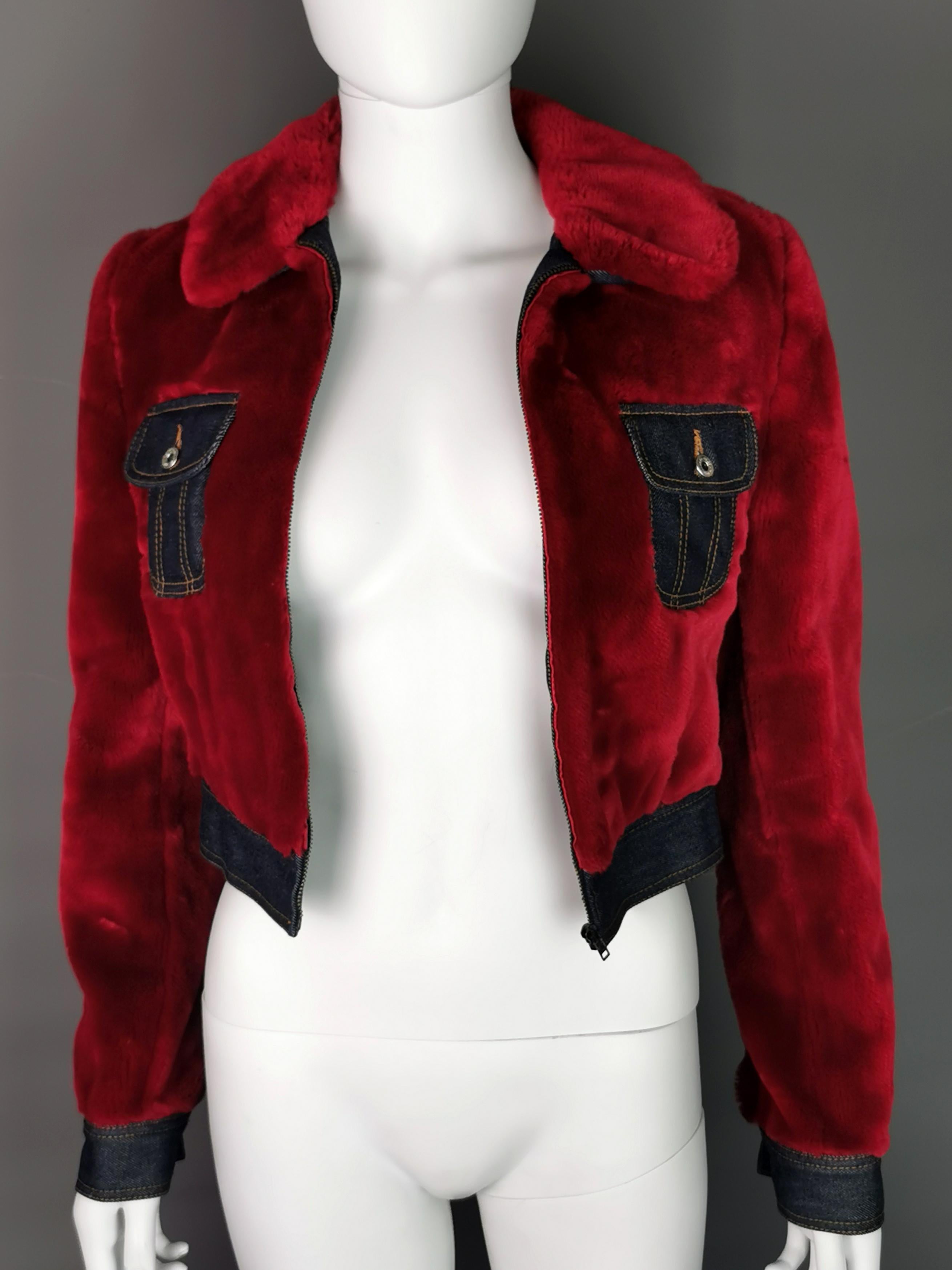 Vintage Dolce & Gabbana veste courte en fausse fourrure rouge Bon état à NEWARK, GB