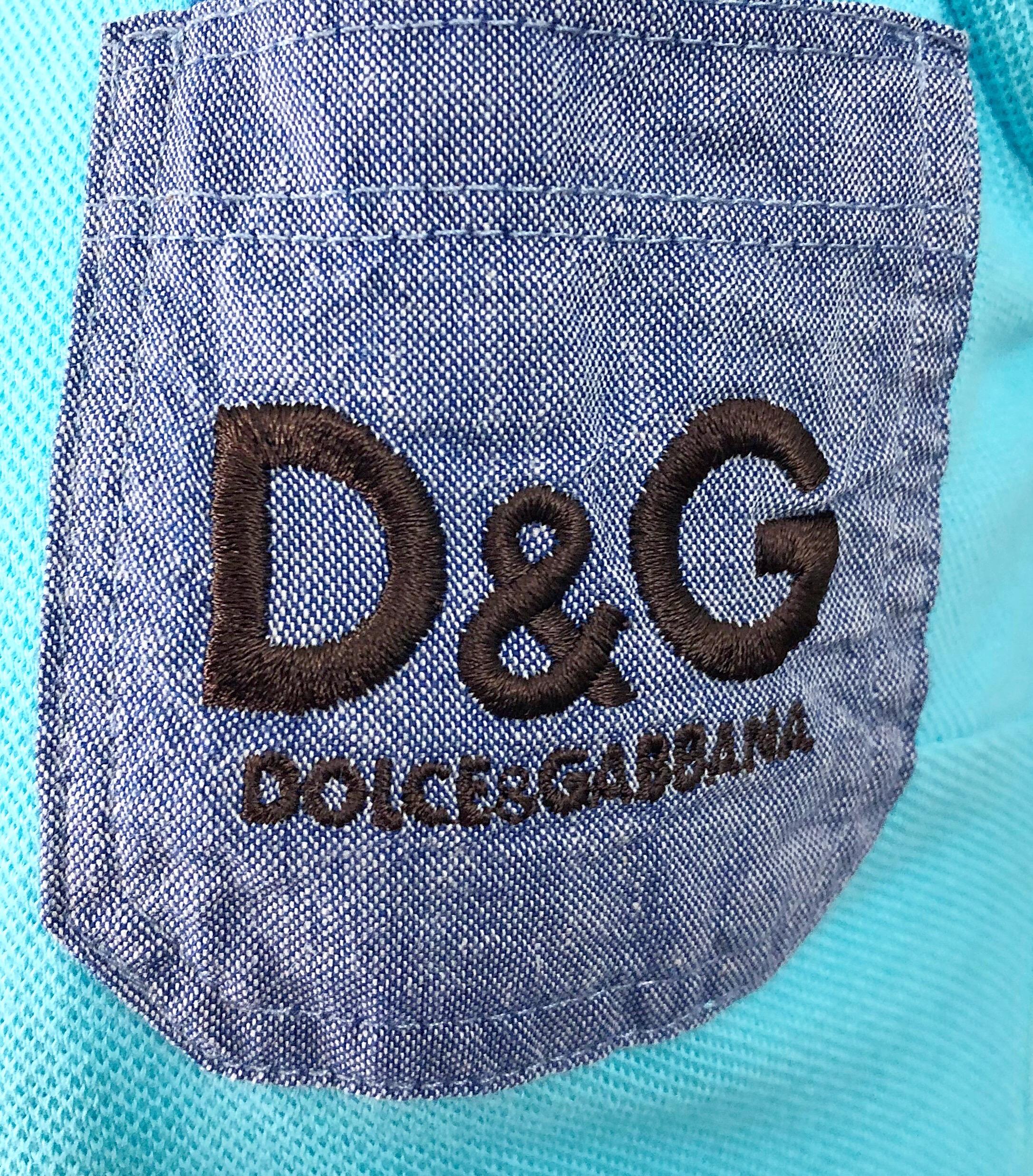 Vintage Dolce & Gabbana 1990er Jahre Türkis Blau + Braun Logo 90er Jahre Strick Crop Top Polo im Zustand „Hervorragend“ im Angebot in San Diego, CA