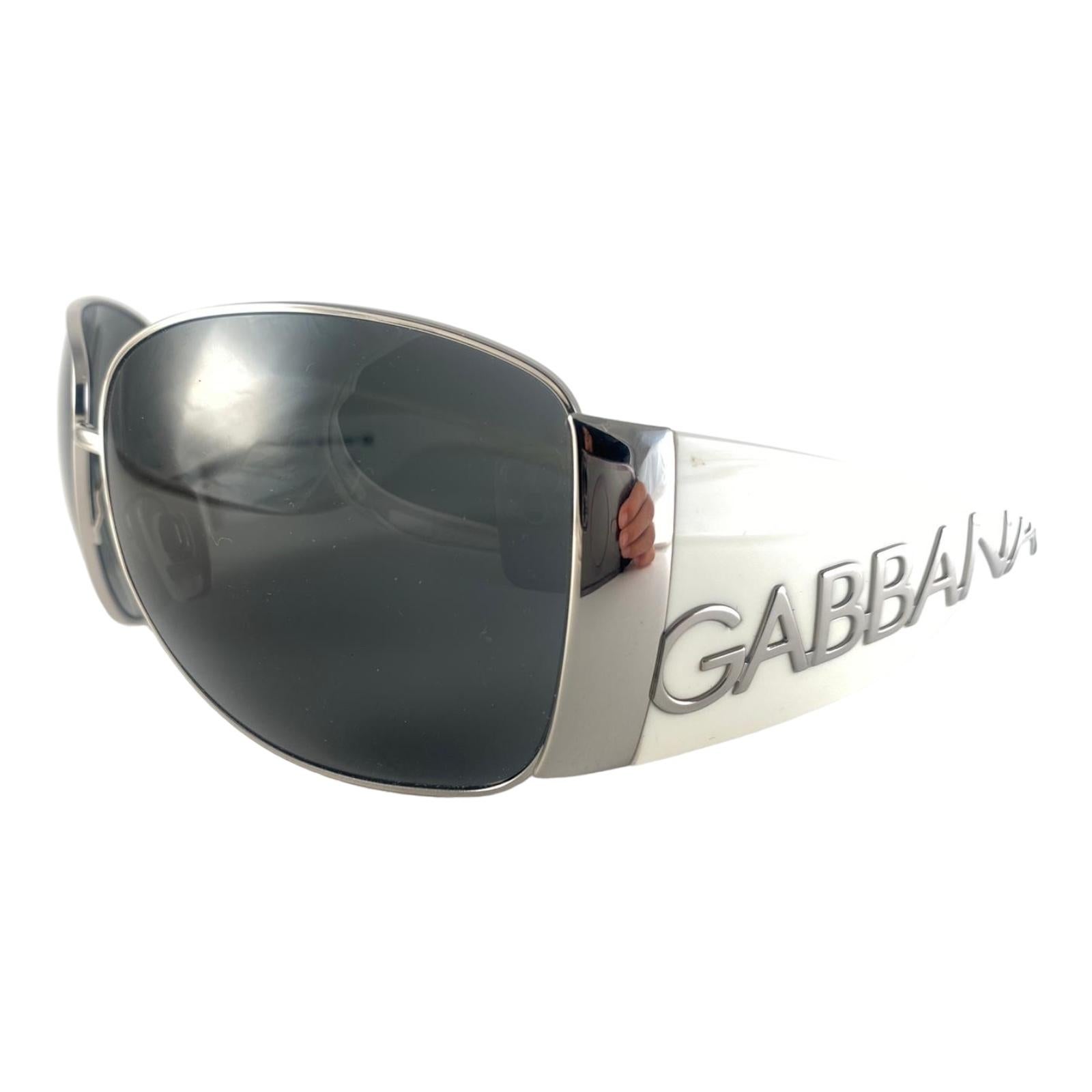 Women's or Men's Vintage Dolce & Gabbana 2014 White & Silver Bubble Wrap Sunglasses 2000's Y2K For Sale