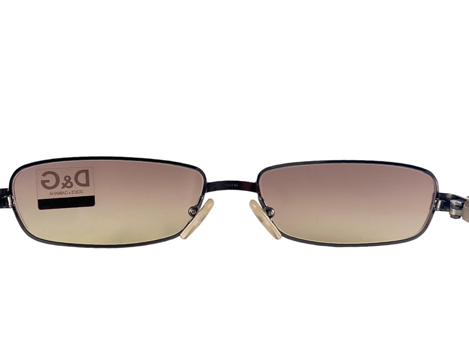 Vintage Dolce & Gabbana 2068 Bronze frame with medium brown lenses Lunettes de soleil Made in  Italie



Cet article présente des signes mineurs d'usure dus au stockage.



Devant : 13,5 cm


Largeur de l'objectif : 5,5 cm


Hauteur de l'objectif :