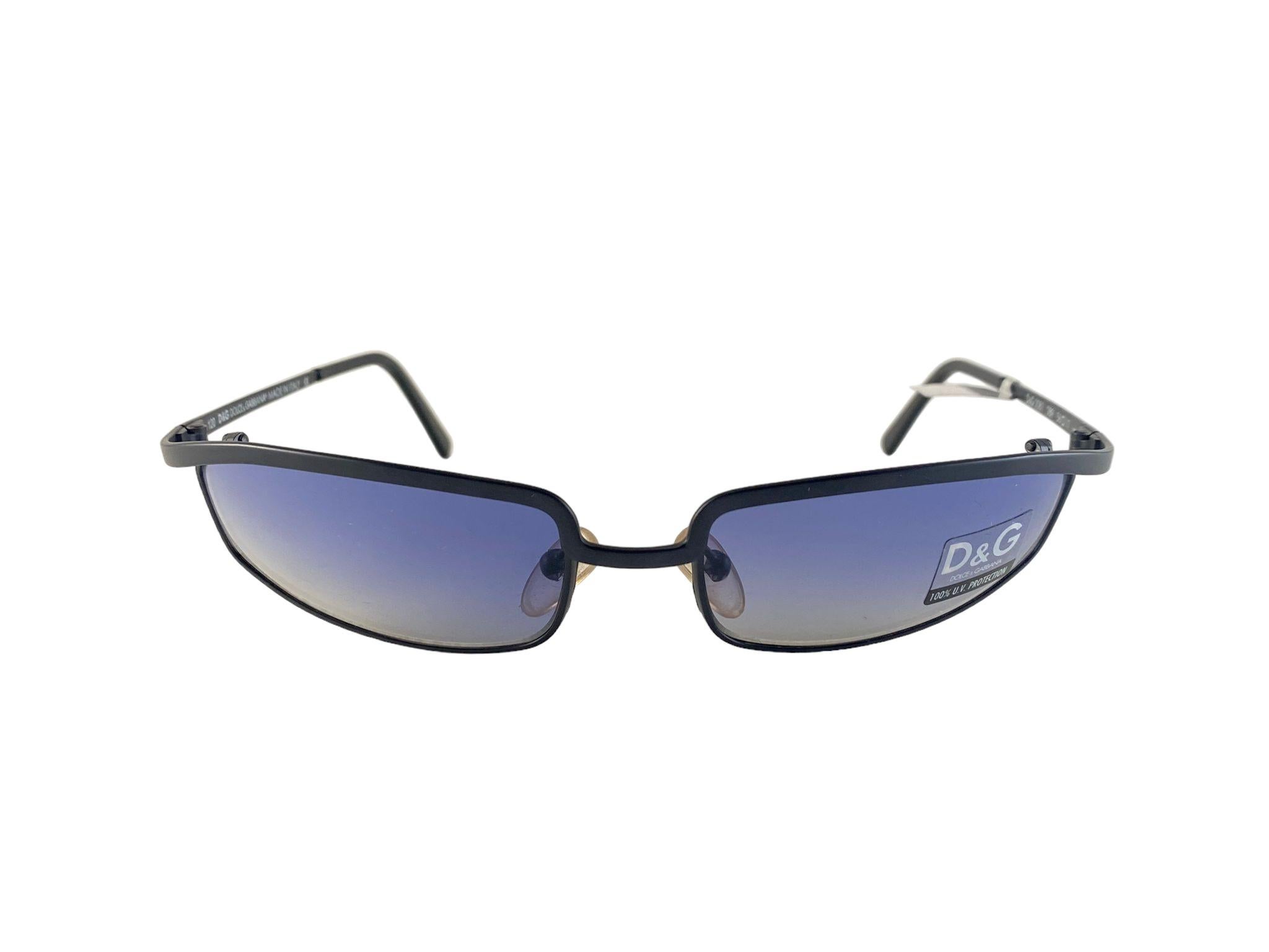 Vintage Dolce & Gabbana 2081 Black Shield Sunglasses 2000's Y2K In New Condition For Sale In Baleares, Baleares