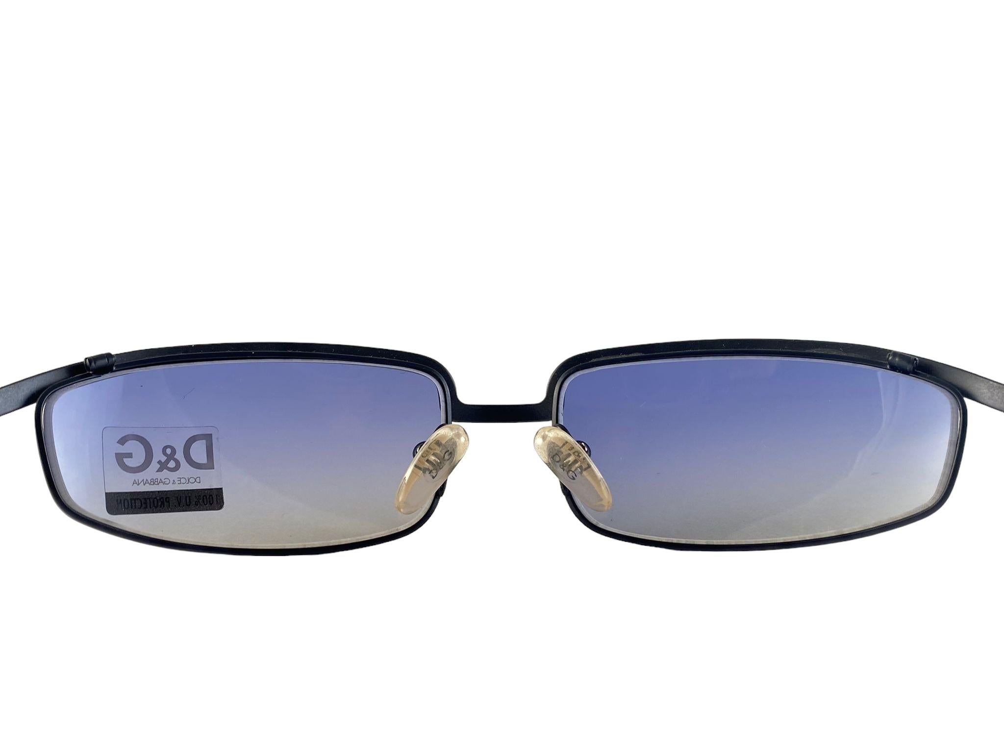 Women's or Men's Vintage Dolce & Gabbana 2081 Black Shield Sunglasses 2000's Y2K For Sale