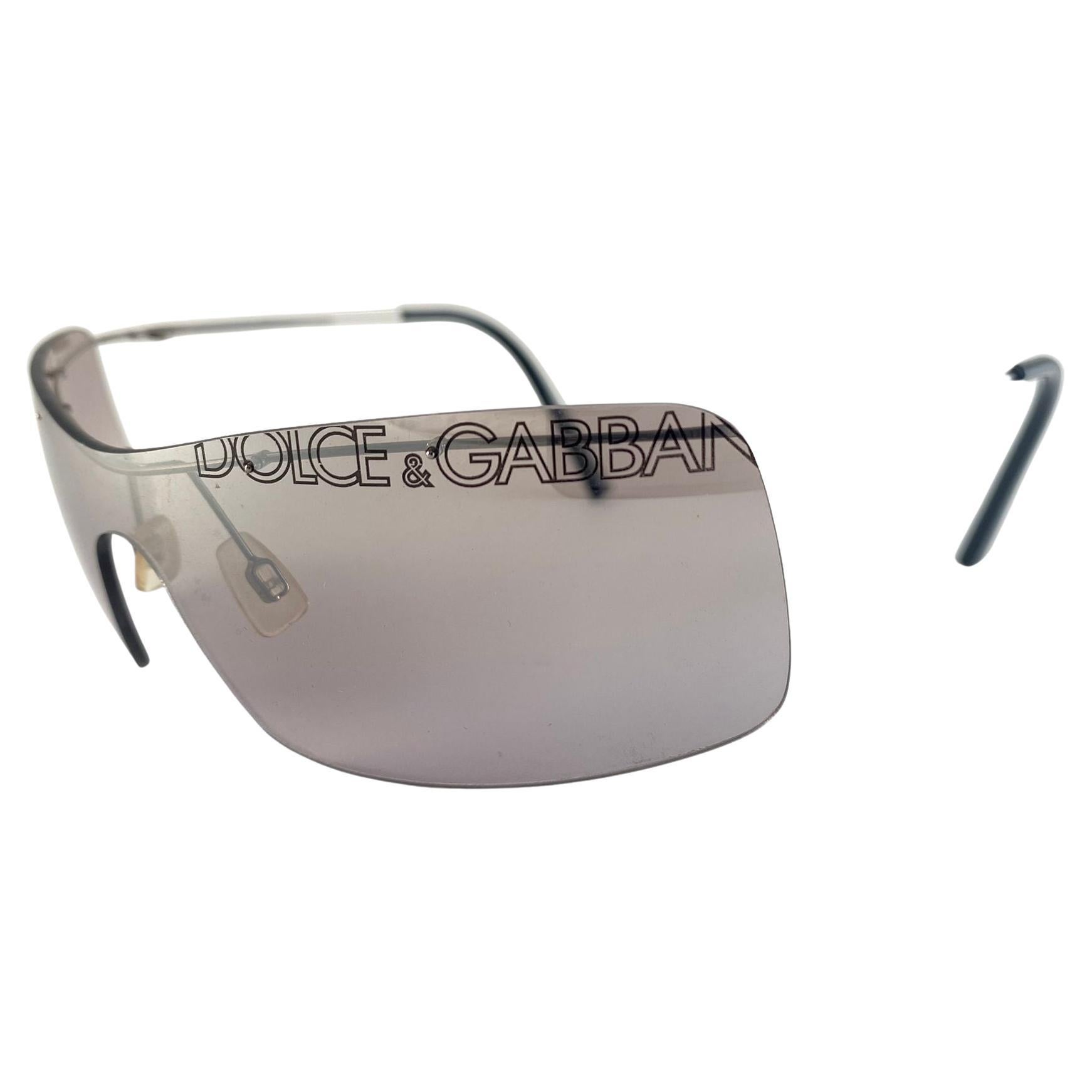 Llamativa montura sin montura en forma de escudo Dolce & Gabbana con lentes de espejo de color morado claro.

Novedad Nunca usado ni expuesto

Este artículo puede mostrar signos leves de desgaste debido al almacenamiento.


FRENTE : 15 