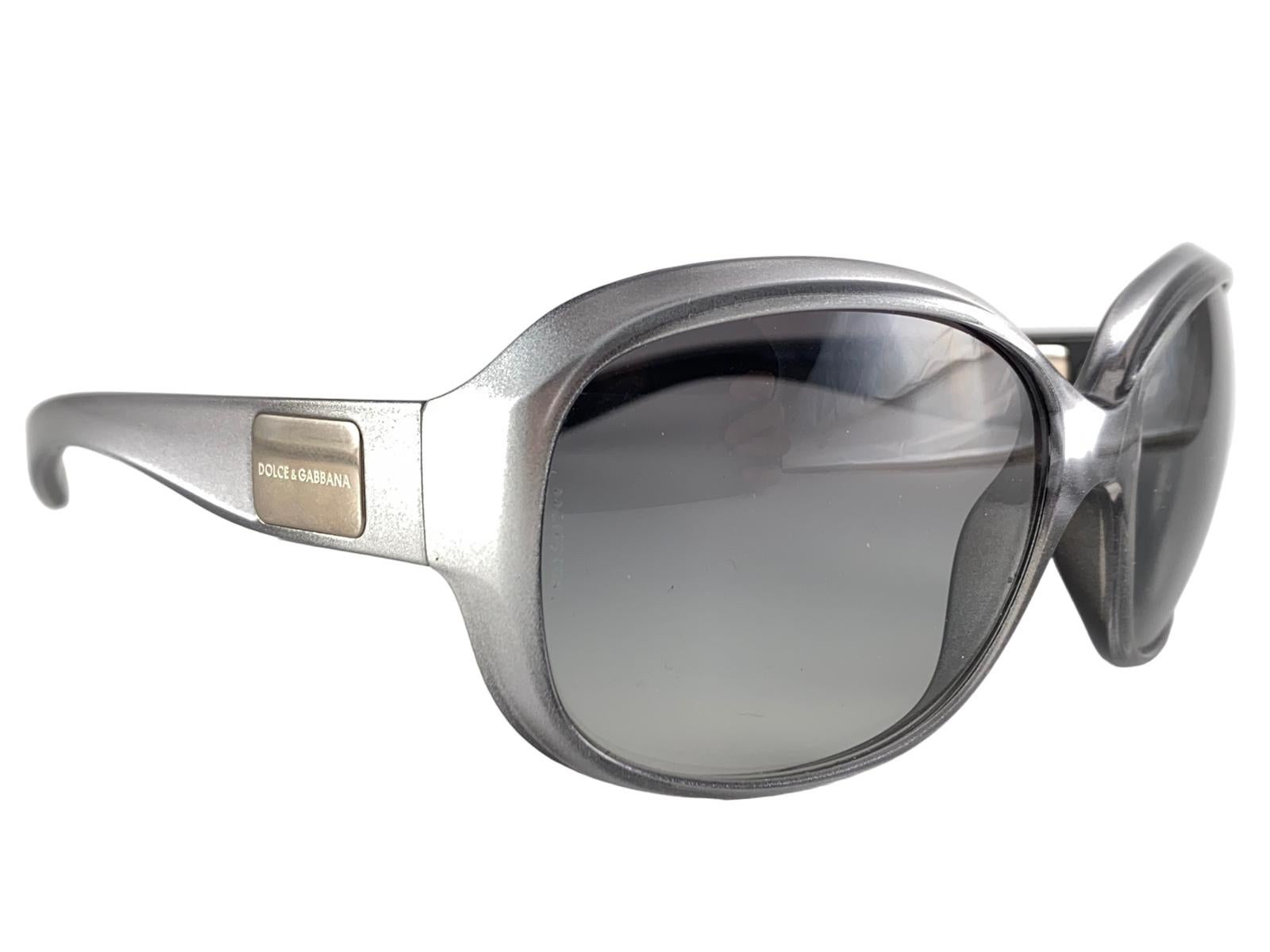 Monture surdimensionnée argentée Dolce & Gabbana avec verres gris dégradés.

Nouveau ! Jamais porté ni exposé

Cet article peut présenter des signes mineurs d'usure dus au stockage.



AVANT : 16  CMS


LARGEUR DE LA LENTILLE : 5.8 CM


HAUTEUR DE