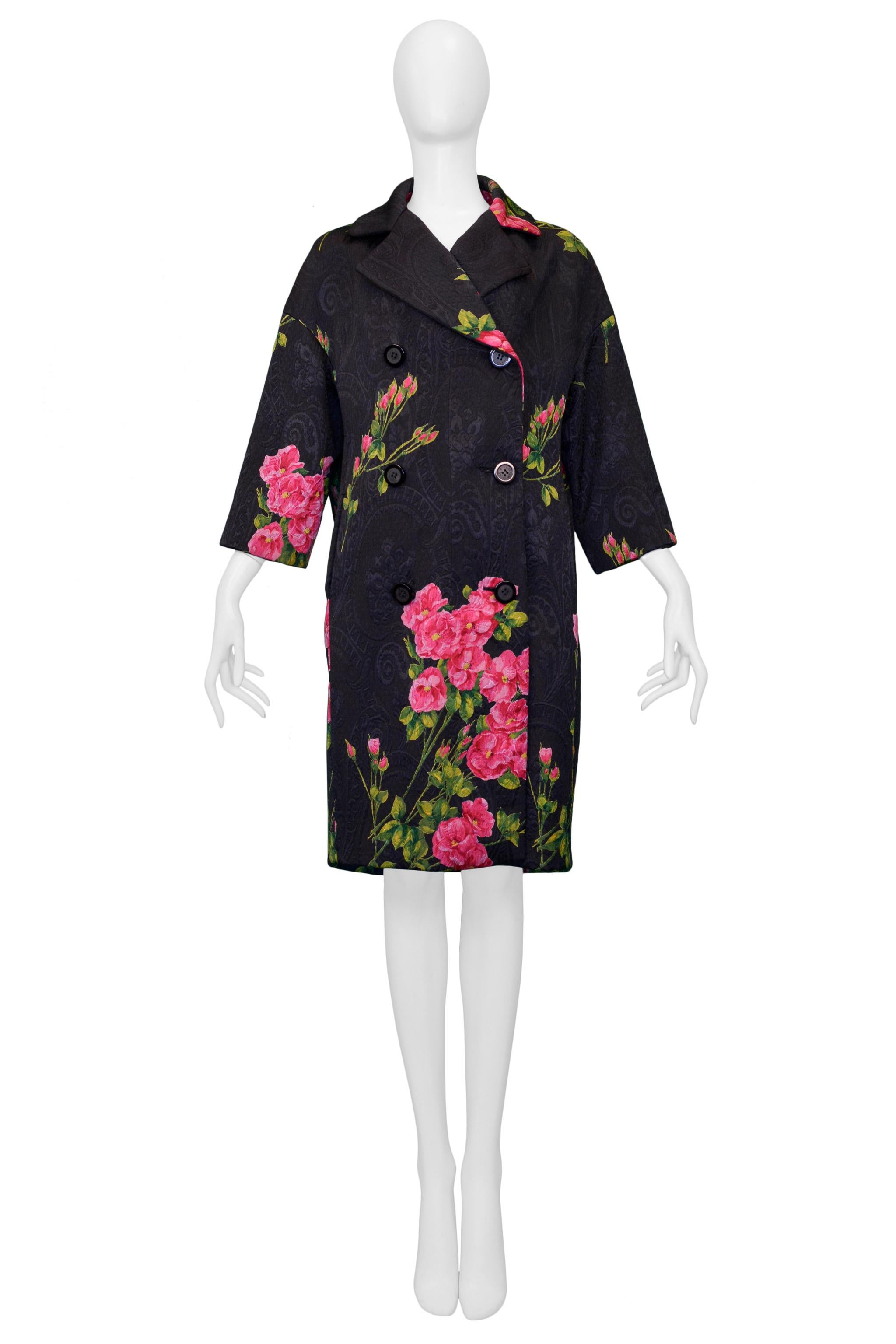 Resurrection Vintage is excited to present a vintage Dolce and Gabbana black evening coat featuring a stunning floral print, floral jacquard texture, black buttons, double-breasted body, 3/4 sleeves, and cocktail knee-length. 

Dolce & Gabbana
Size: