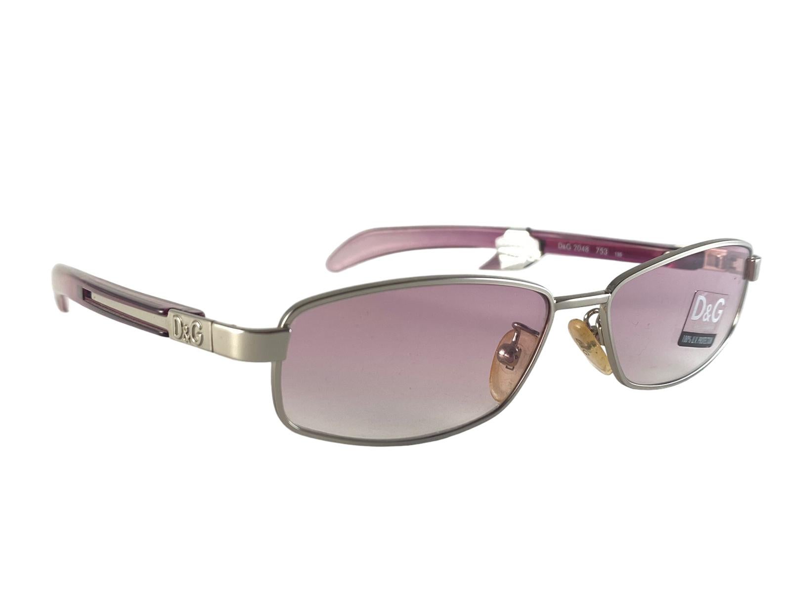 Eye Catching Dolce & Gabbana sleek small silver and rose frame with light rose gradient lenses.

New! Never Worn Or Displayed

This Item Show Minor Sign Of Wear Due To Storage.


FRONT : 13  CMS


LENS WIDTH : 5.3 CMS


LENS HEIGHT : 3 CMS


TEMPLES
