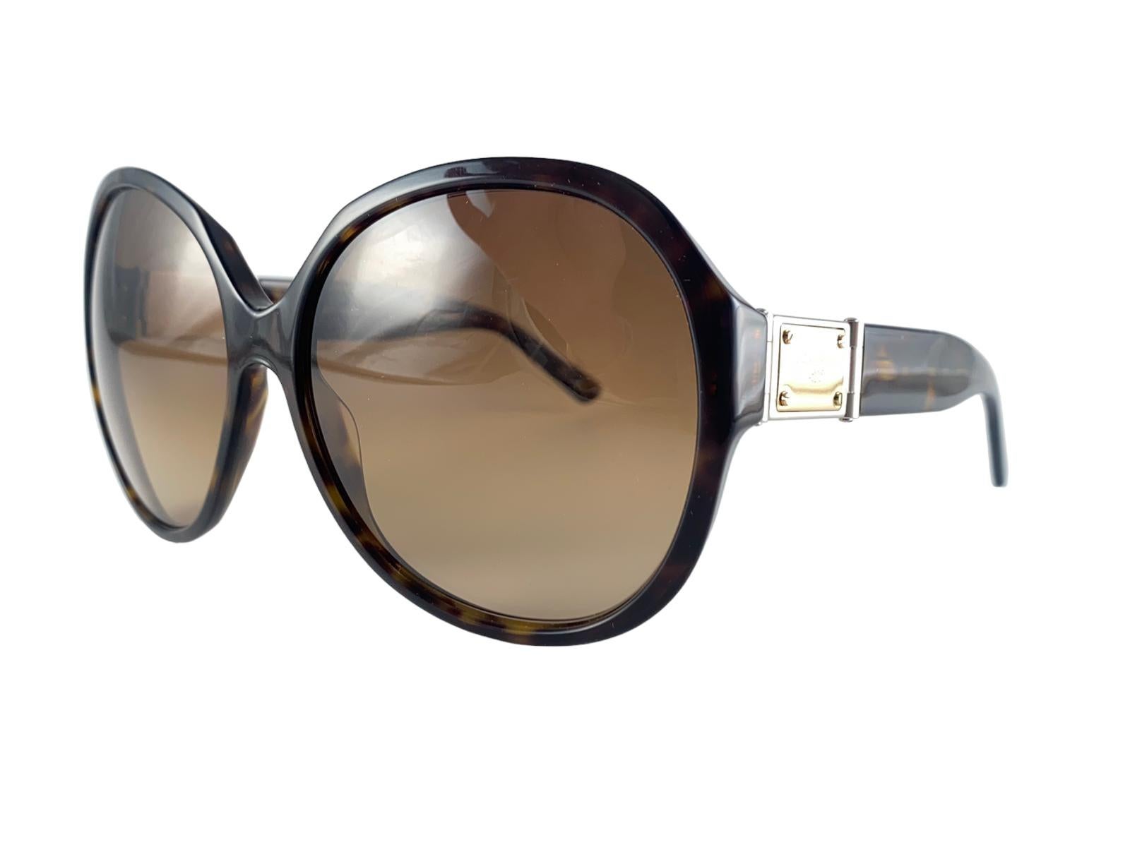 Auffälliger, übergroßer Schildpatt-Rahmen von Dolce & Gabbana mit mittelbraunen Gläsern.

Neu! Nie getragen oder ausgestellt

Dieses Element zeigen kleinere Zeichen der Abnutzung durch die Lagerung.


FRONT : 15  CMS


BREITE DER LINSE: 6.4
