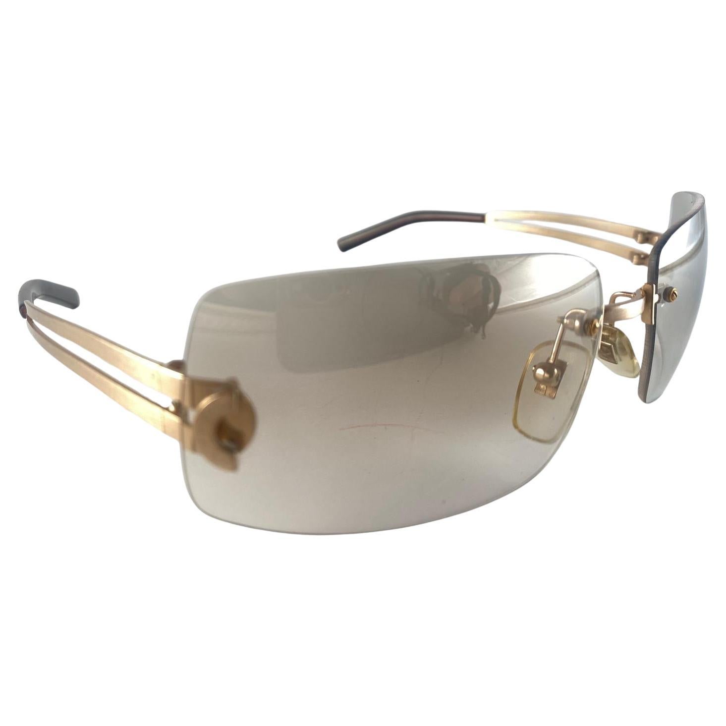 Eye Catching Dolce & Gabbana gold rimless frame holding a pair of mirrored lenses.

New! Never Worn Or Displayed

This Item Show Minor Sign Of Wear Due To Storage.



FRONT : 15.5  CMS


LENS WIDTH : 6.2 CMS


LENS HEIGHT : 3.8 CMS


TEMPLES : 11