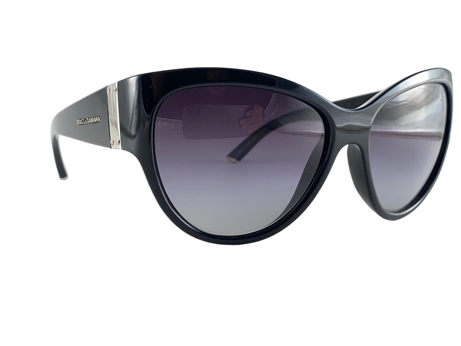Eye Catching Dolce & Gabbana cat eye oversized frame with grey gradient lenses.

New! Never Worn Or Displayed

This Item Show Minor Sign Of Wear Due To Storage.



FRONT : 14  CMS


LENS WIDTH : 6 CMS


LENS HEIGHT : 5.5 CMS


TEMPLES : 13 CMS