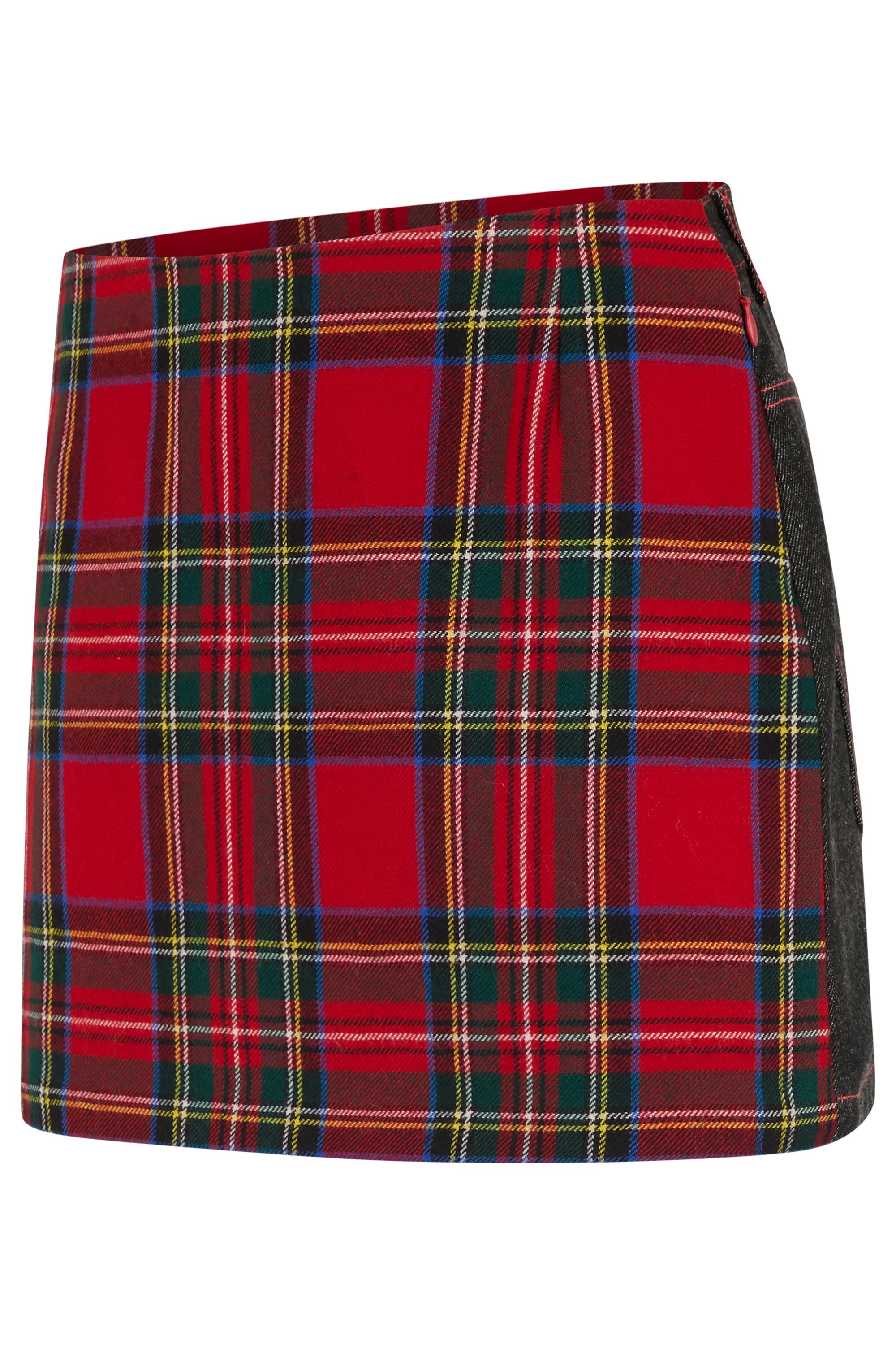 Vintage Dolce & Gabbana Fall Winter 1999 Tartan Mini Denim Skirt. Il est orné d'un panneau écossais sur le devant et d'un denim au dos, avec deux poches arrière. Longueur mini au-dessus du genou. Se ferme par deux crochets et une fermeture éclair