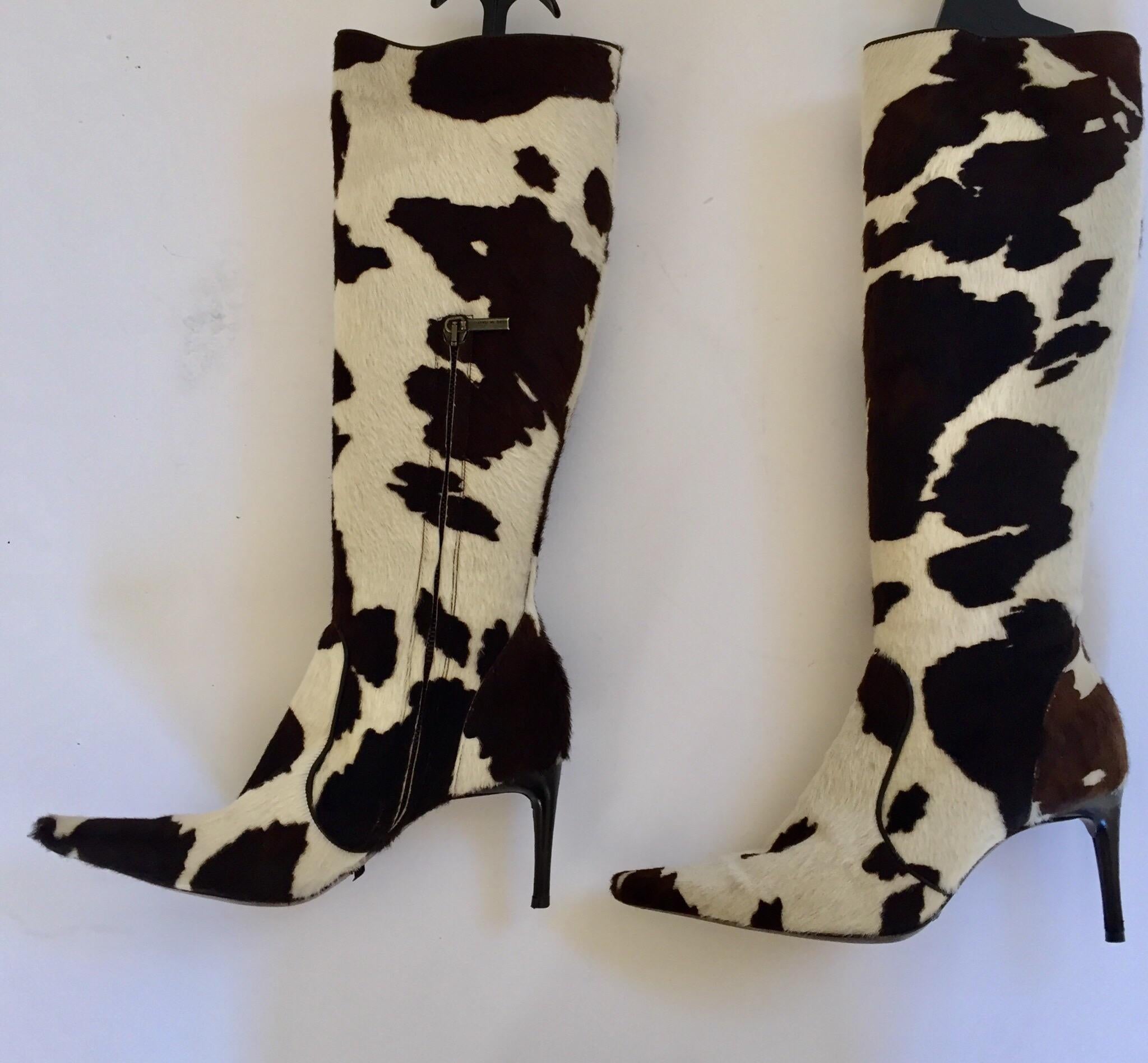Vintage Dolce Gabbana fitted boots animal print size 35 EU 5 US
Black and white knee fitted boots in cow printed dyed calf hair (Italy).
They’re shaped with a pointed toe and sit on a high stiletto heel.
Leather lining and sole.
Zipper.
Made in