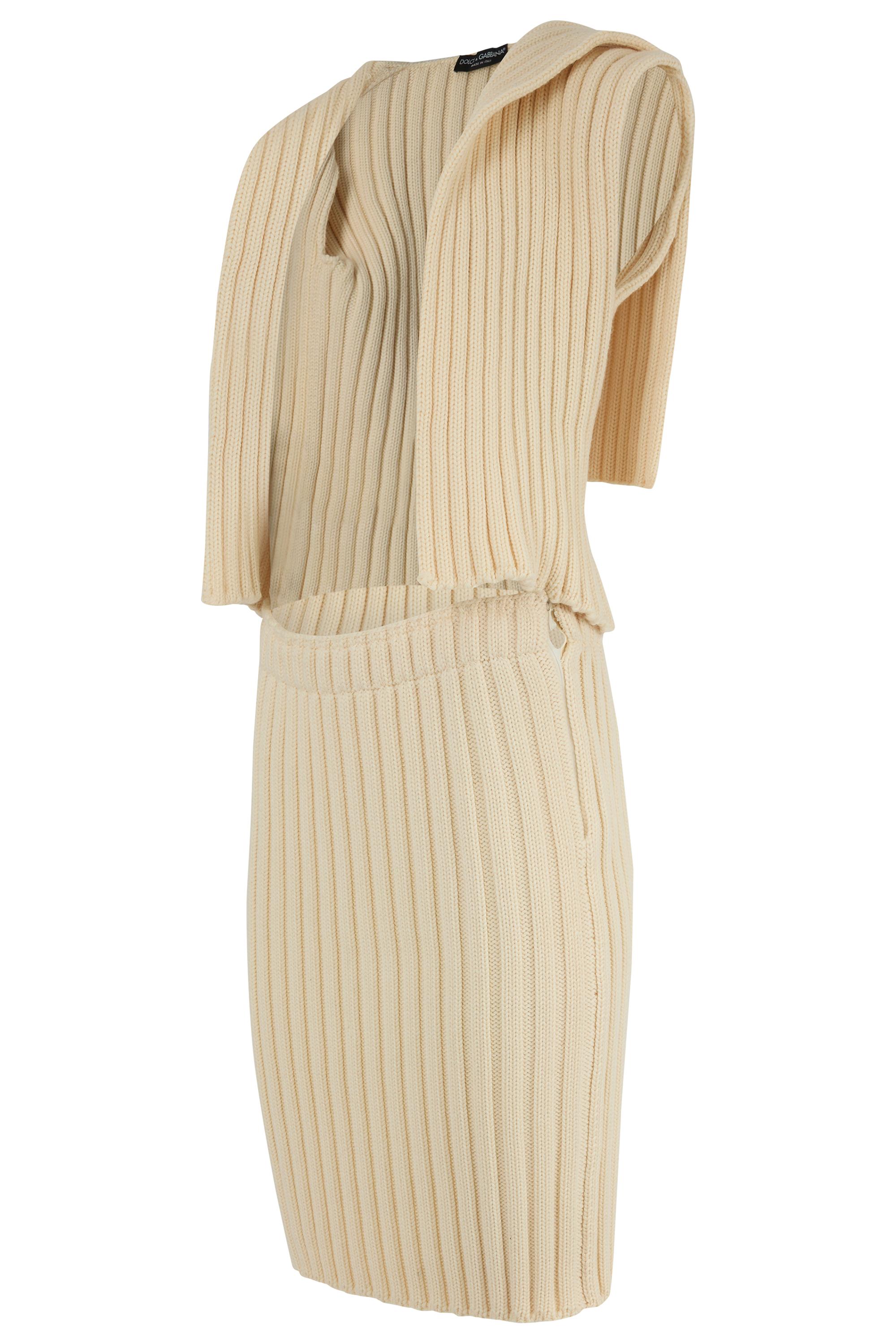 Ensemble Vintage Dolce & Gabbana en tricot Automne/Hiver 2002. Cet ensemble crème présente un design en tricot tissé qui se retrouve dans toute cette collection sous différentes variantes. Ce set est parfait pour les superpositions. La texture