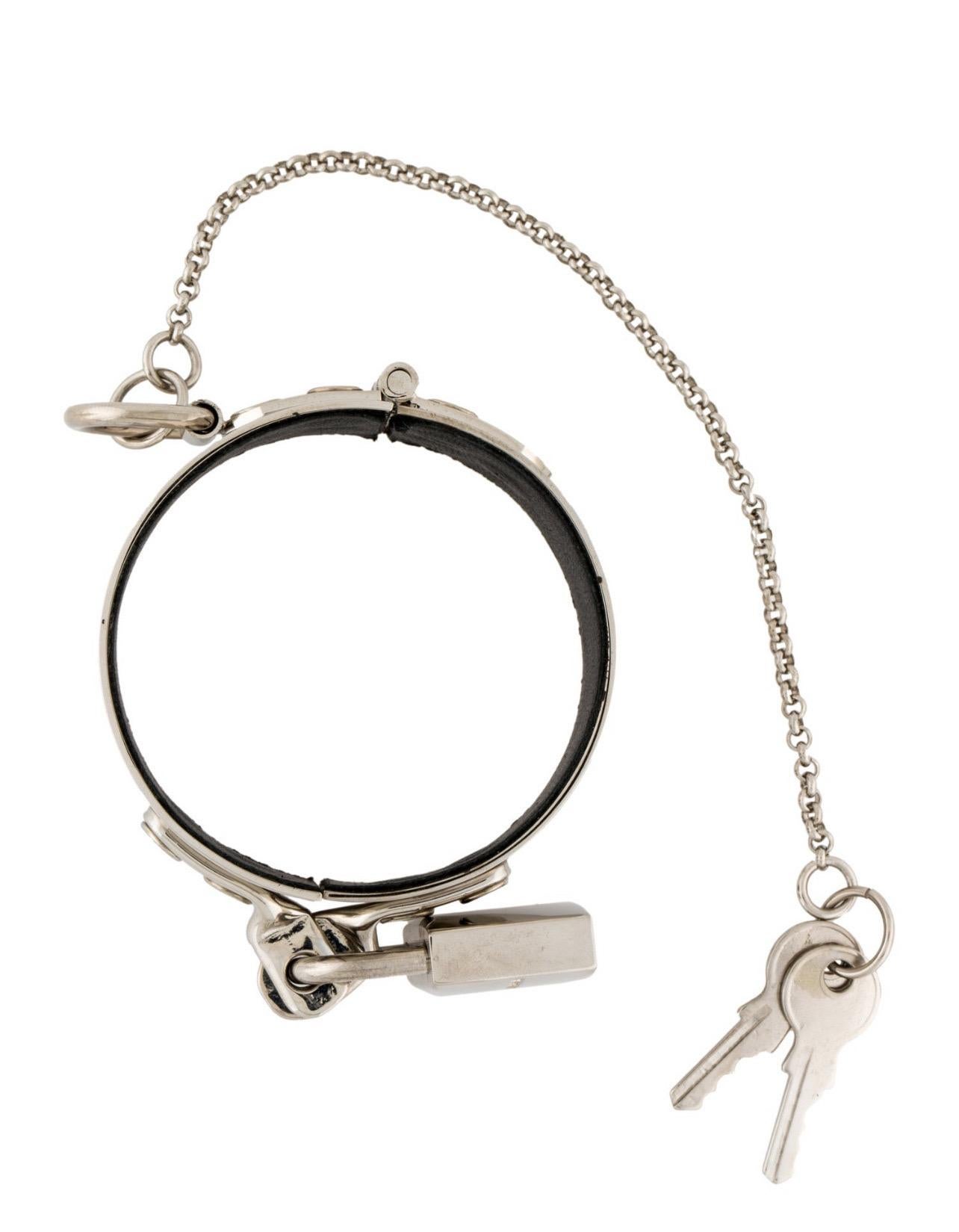 Pulsera vintage Dolce & Gabbana de metal plateado con candado y llaves. Incluye caja 
7,25