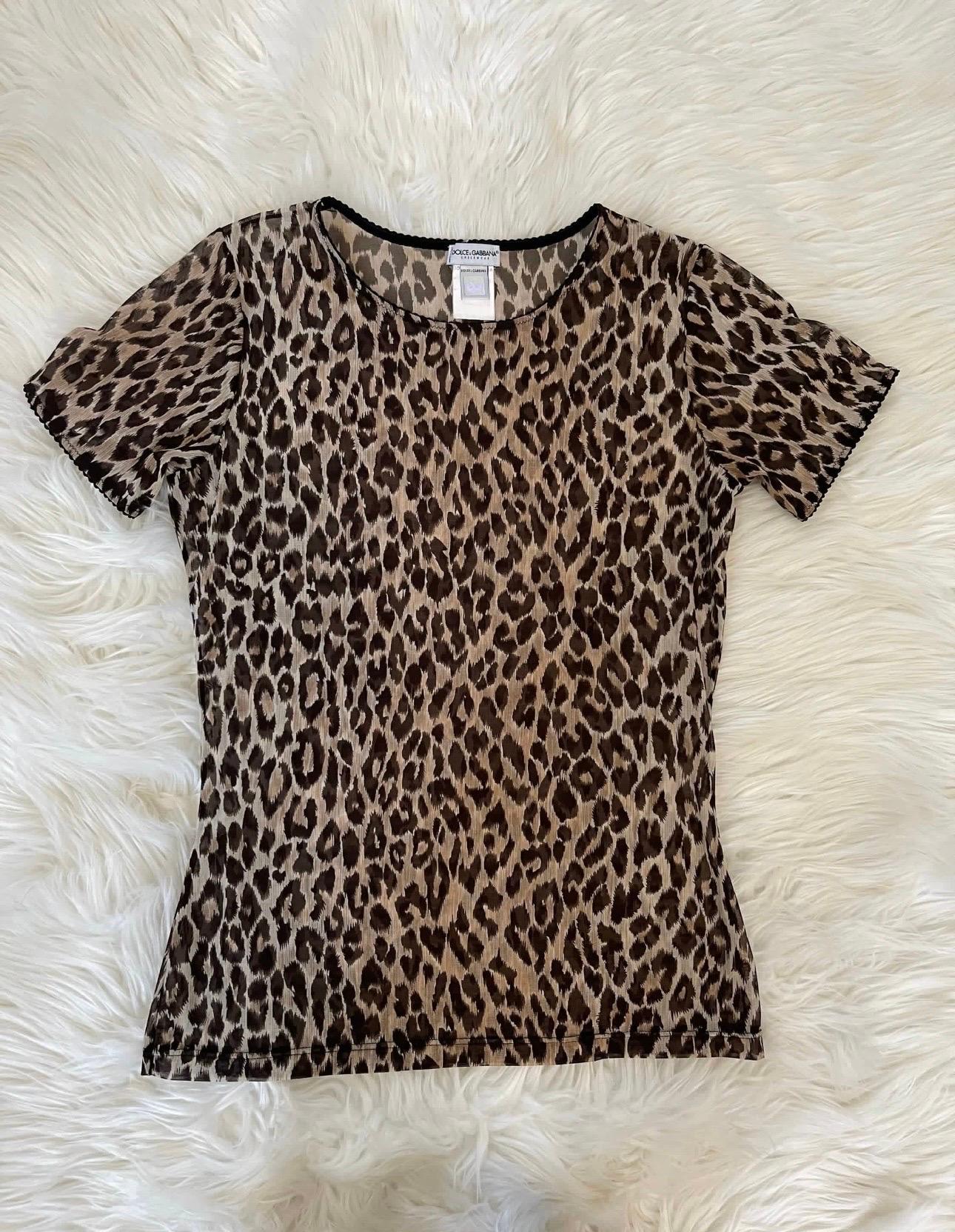 🖤Dolce & Gabbana Perfection🖤

Vintage Dolce & Gabbana stunning early 2000s sheer cheetah print top.

Fitted and totally on trend with the body hugging style. With delicate details on sleeves which make this an edgy, and feminine combination.