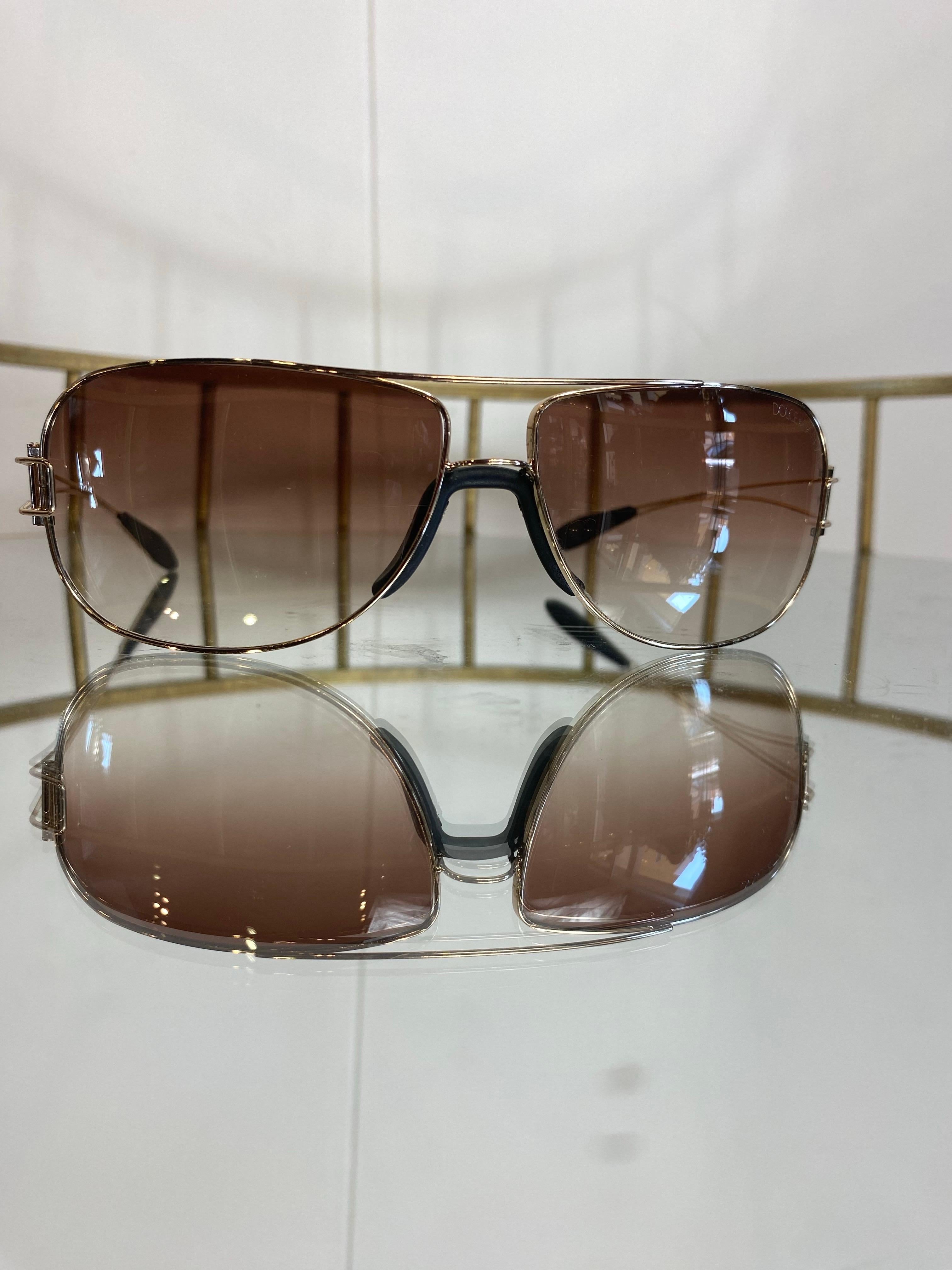 Occhiali da sole Dolce & Gabbana vintage.
Altezza 4.5 cm.
Larghezza 14,5 cm.
Lunghezza delle aste 13 cm.
Ottime condizioni, presenta lievi difetti sulle aste come mostrato nella foto.