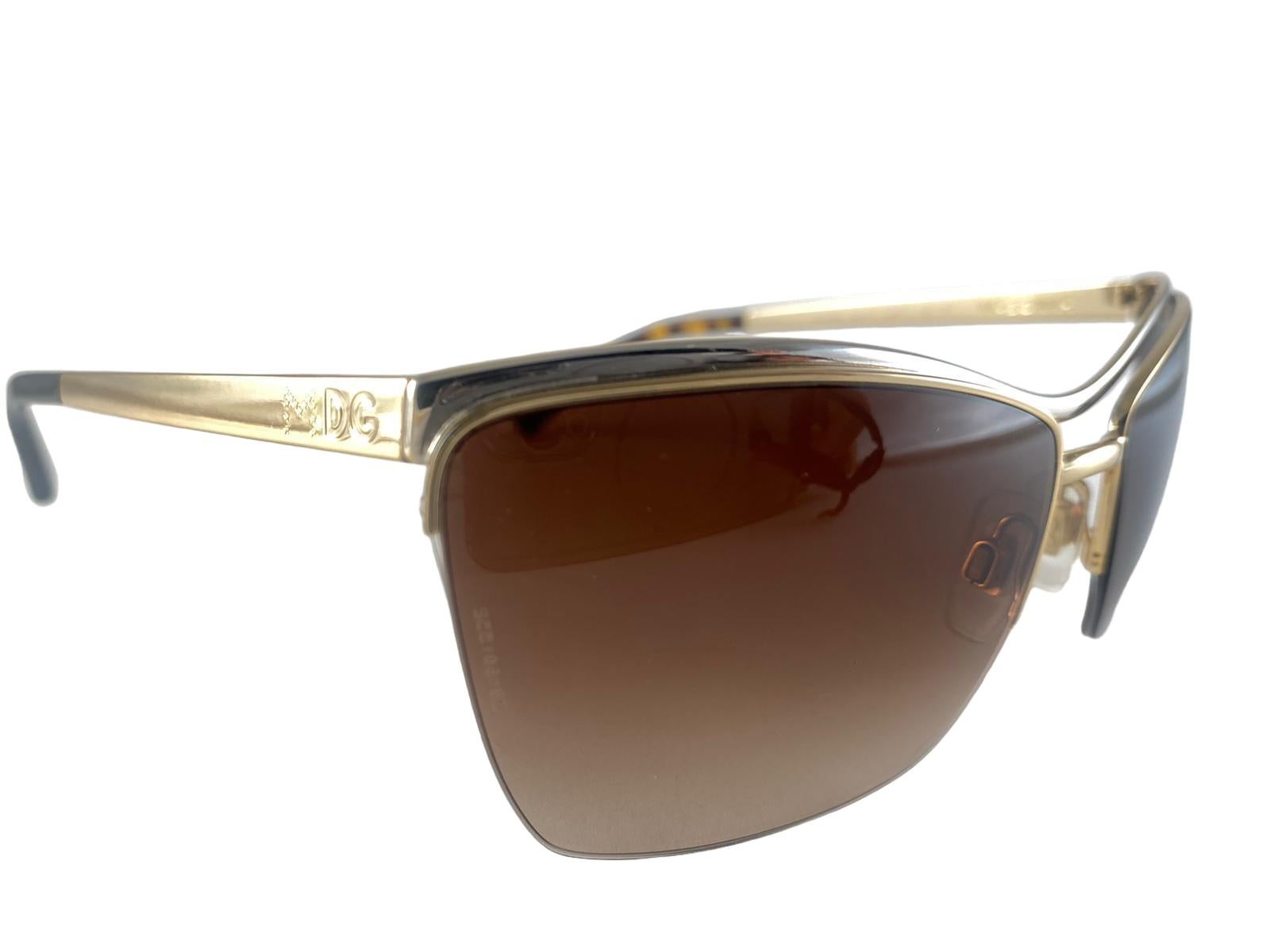 Vintage Dolce & Gabbana X Madonna Dg 2088 Plata y  Gafas de sol Gold 2010 Italia

Llamativa colaboración de Dolce & Gabbana con Madonna.

Enigmática montura plateada y dorada que sujeta un par de lentes marrones macizas. Madonna grabada en el