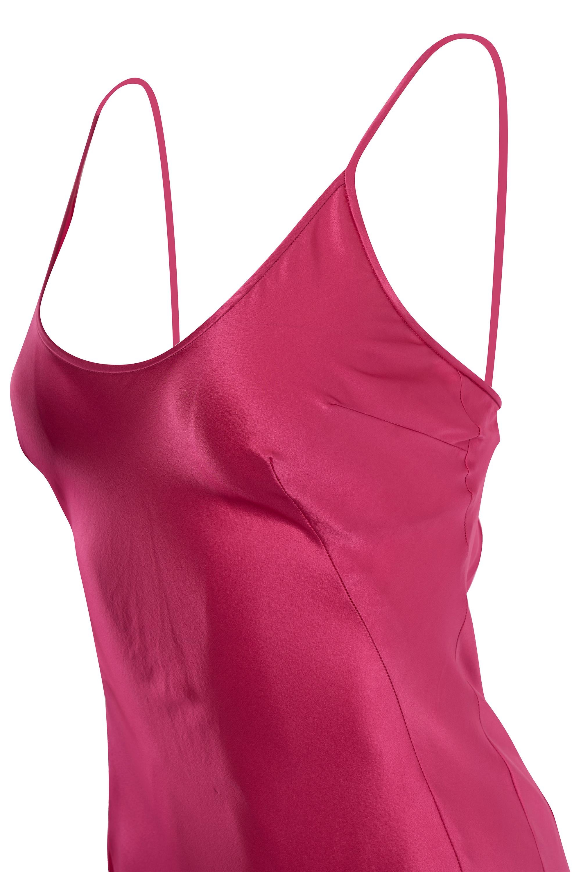 Abito vintage Dolce & Gabbana, anni '90 circa, in seta rosa. Fabrice ha un corpo in seta di colore rosa fucsia, spalline e scollatura a palloncino. Si chiude con una zip posteriore. 

In eccellenti condizioni vintage. 

Marchio: Dolce &