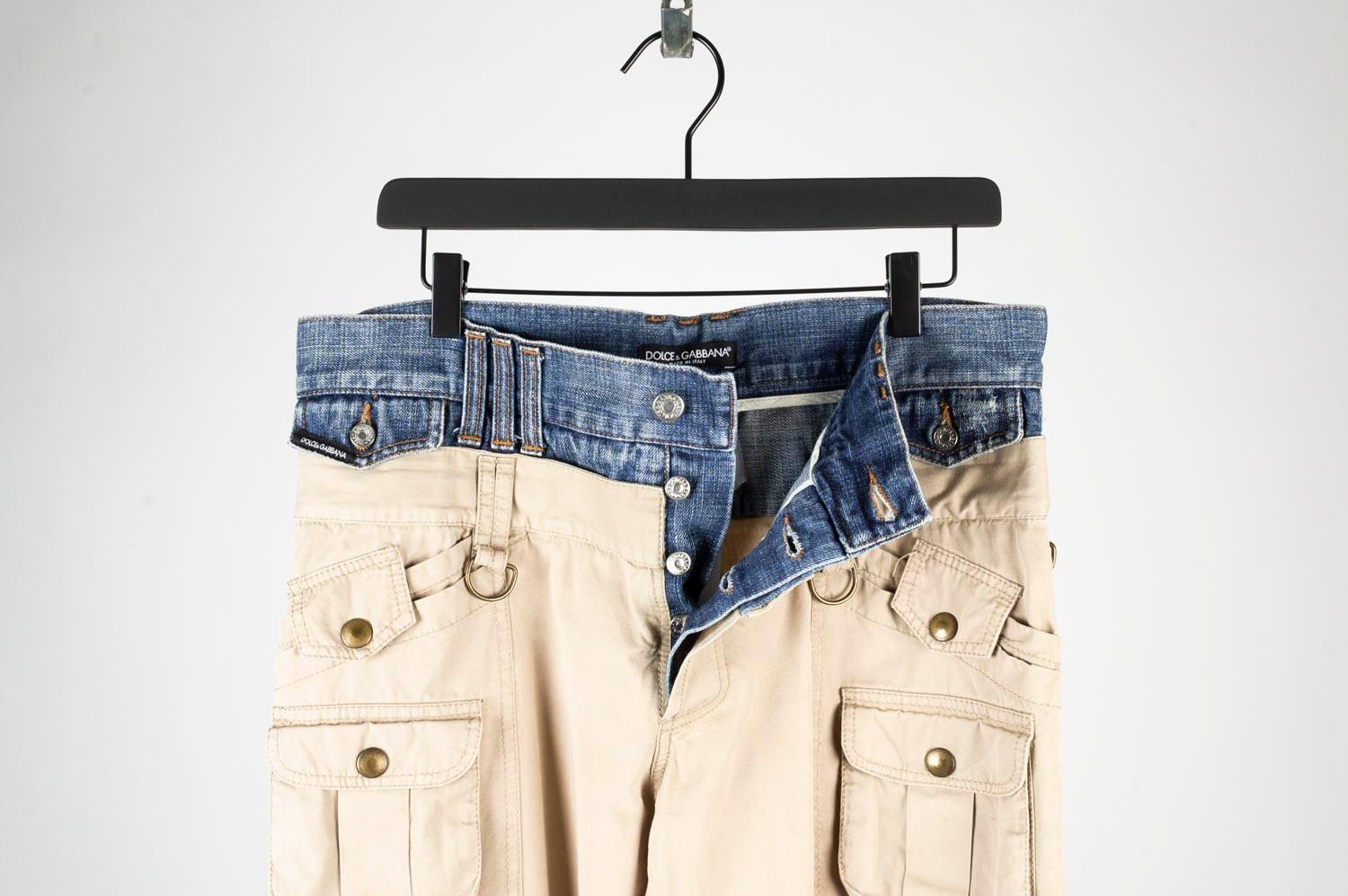100% autentico vintage Dolce & Gabbana Cargo Pants
Colore: sabbia/parte blu.
(Il colore effettivo può variare leggermente a causa dell'interpretazione dello schermo del computer).
Materiale: 100% cotone
Taglia del cartellino: 46 corse Medium 
Questi