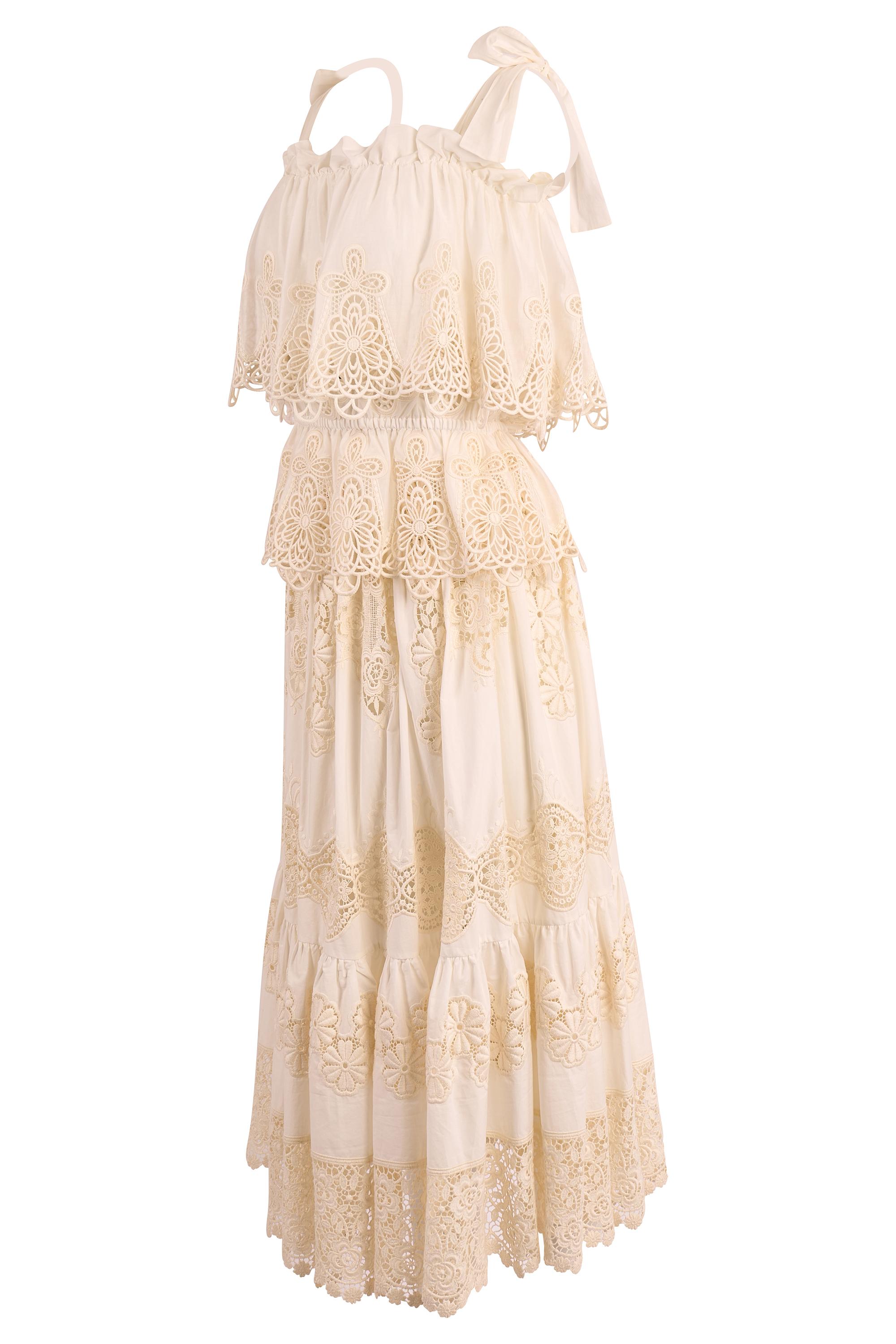 Vintage Dolce&Gabbana Frühjahr Sommer 2011 weißer Spitzenrock co ord Set. Das Oberteil besteht aus einer ärmellosen, taillierten Bluse mit breiten Bändern, einem gerüschten Ausschnitt und Schulterträgern sowie einem Saum aus gebördelter Spitze mit